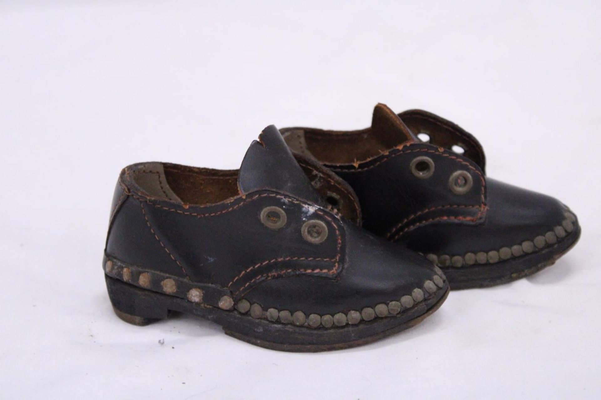 A PAIR OF VICTORIAN STYLE LEATHER (HANDMADE) CHILDREN'S SHOES - Image 2 of 5