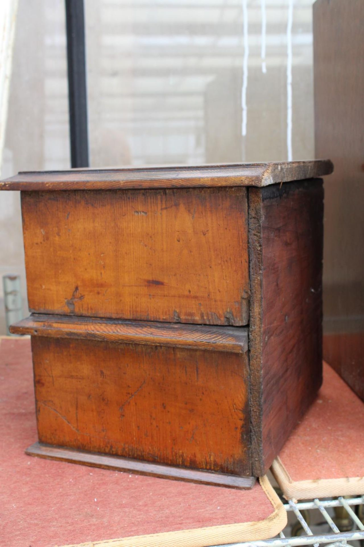 A VINTAGE MINIATURE OAK CHEST OF TWO DRAWERS WITH BRASS HANDLES - Image 5 of 6