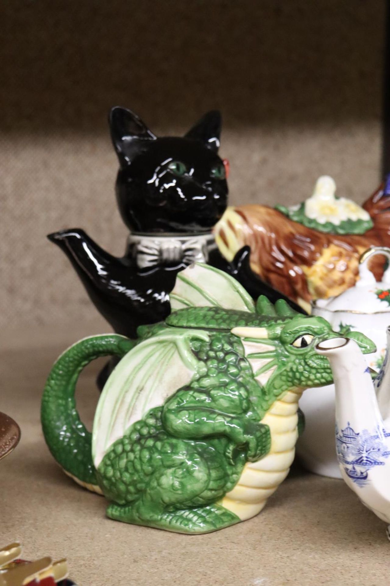 ACOLLECTION OF EIGHT TEAPOTS TO INCLUDE NOVELTY - Image 3 of 8