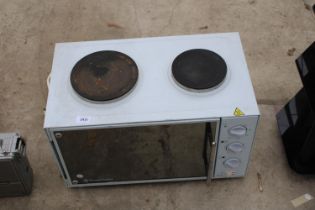 A WHITE RUSSELL HOBBS COUNTER TOP OVEN