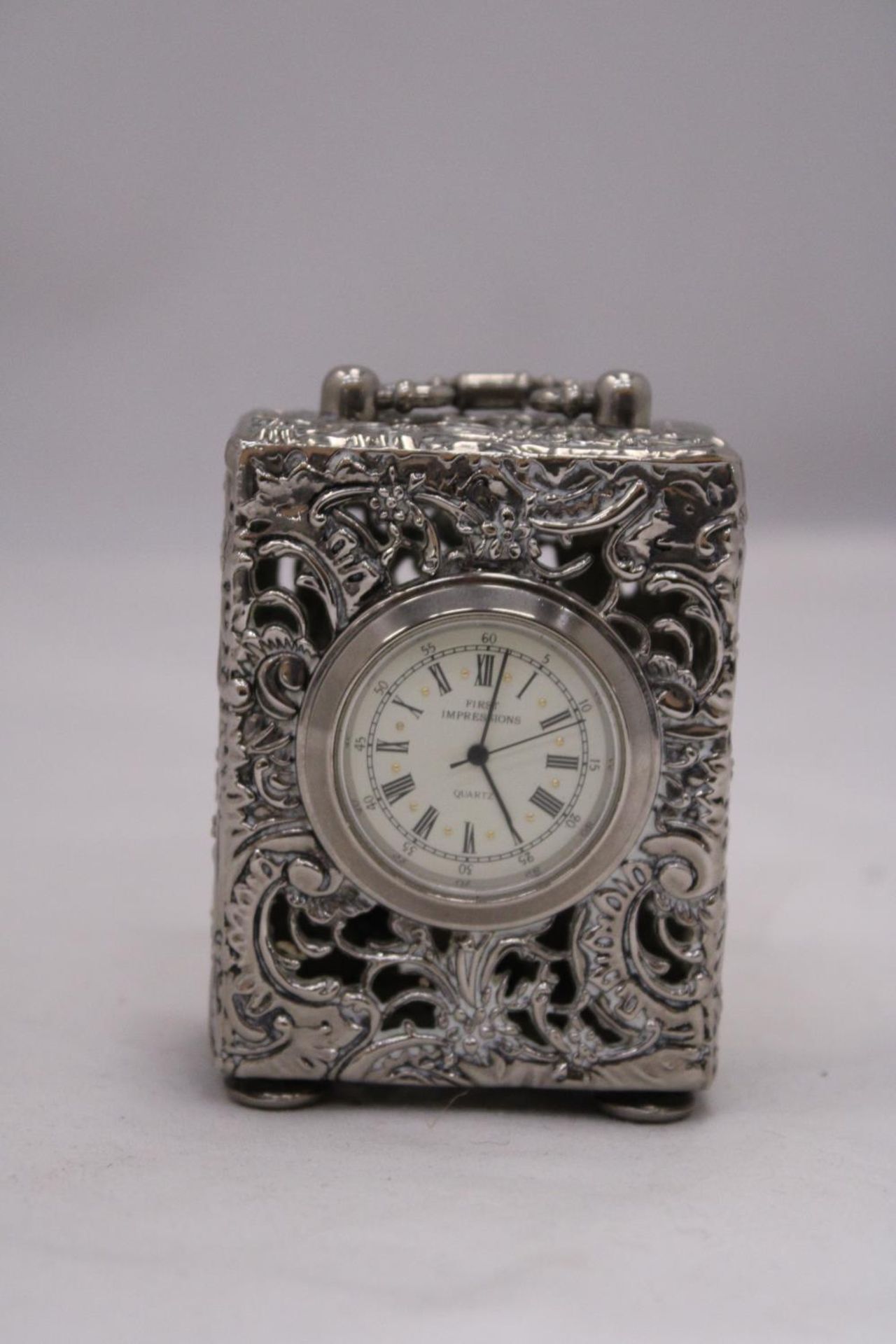 A SMALL VINTAGE WHITE METAL CARRIAGE CLOCK -APPROXIMATELY 7CM - Image 2 of 6