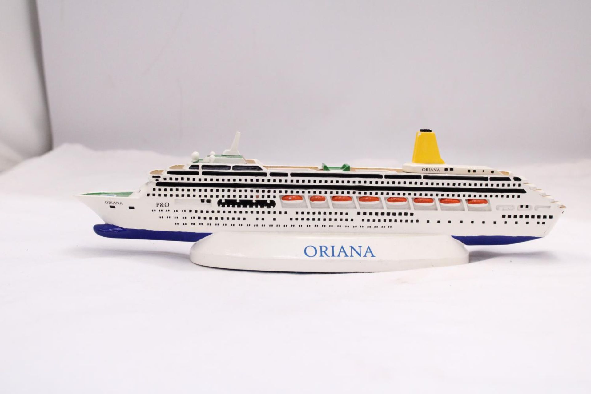 A HEAVY, SOLID, OCEAN LINER ON A STAND, 'ORIANA', LENGTH 30CM, HEIGHT 6CM - Bild 3 aus 5