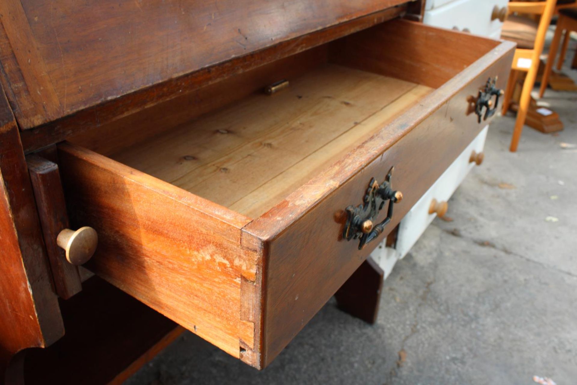 AN EDWARDIAN MAHOGANY BUREAU WITH SINGLE DRAWER, 32" WIDE - Image 4 of 4