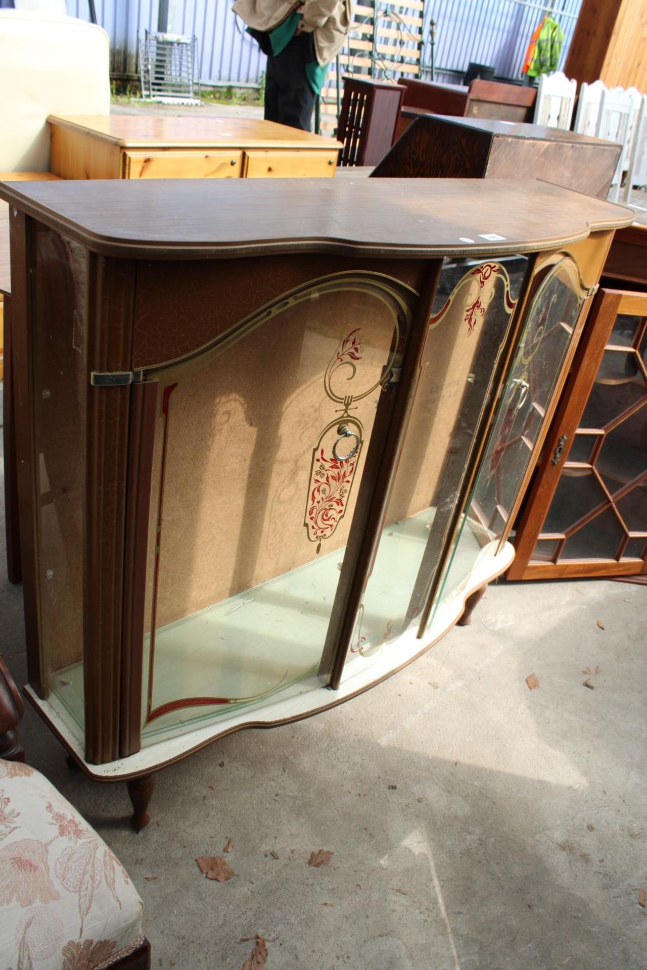 A MID 20TH CENTURY CHINA CABINET, 42" WIDE - Image 2 of 3
