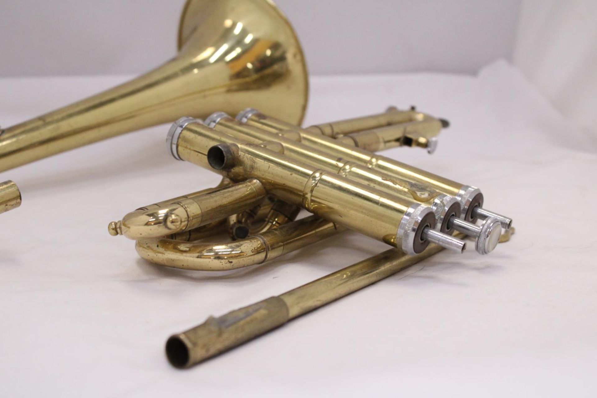 A VINTAGE BRASS TRUMPET - FOR RESTORATION - Image 4 of 6