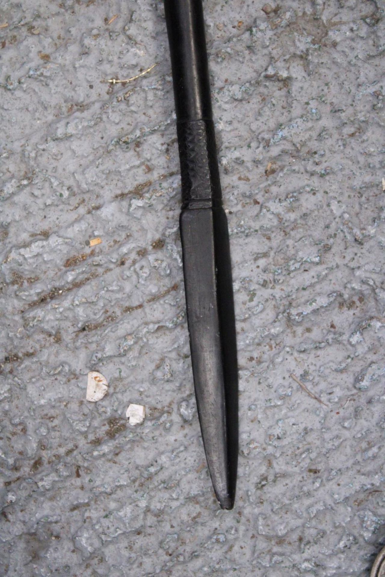 AN ETHNIC AFRICAN BLACK WOODEN SPEAR - WITH CARVED HEAD DECORATION TO THE TOP - Image 6 of 6