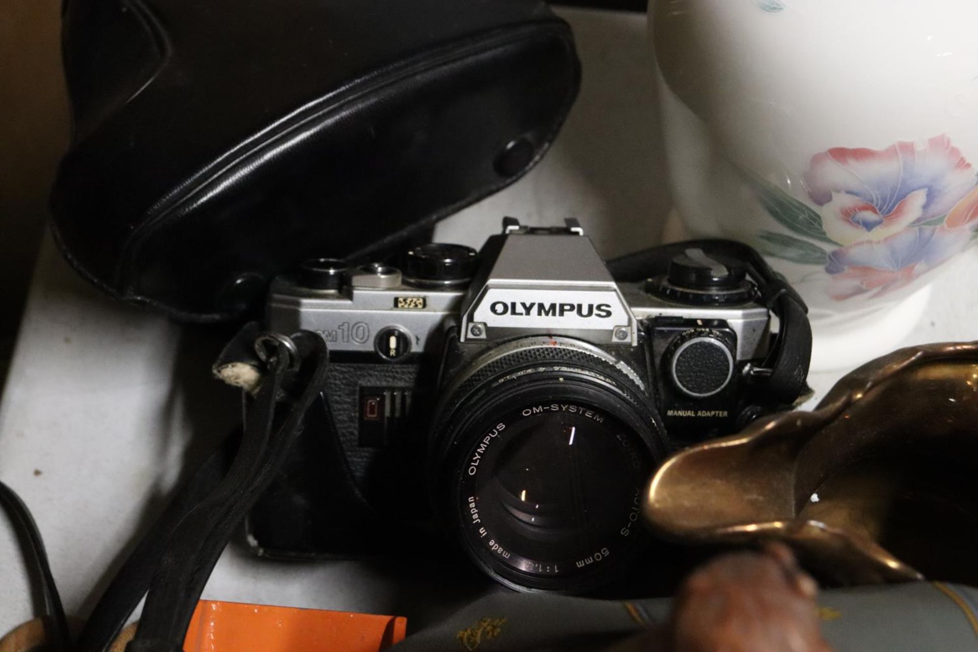 A LARGE MIXED LOT TO INCLUDE A DINKEY TRUCK, OLYMPUS VINTAGE CAMERA IN CASE, AYNSLEY VASE, ROYAL - Image 6 of 6