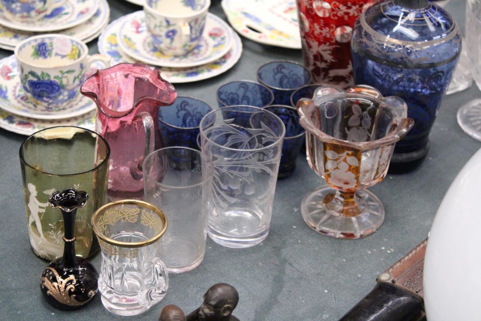A MIXED LOT OF GLASSWARE TO INCLUDE A BLUE BOHEMIAN STYLE VASE, CRANBERRY JUG, SIX SHOT GLASSES ETC - Image 4 of 5