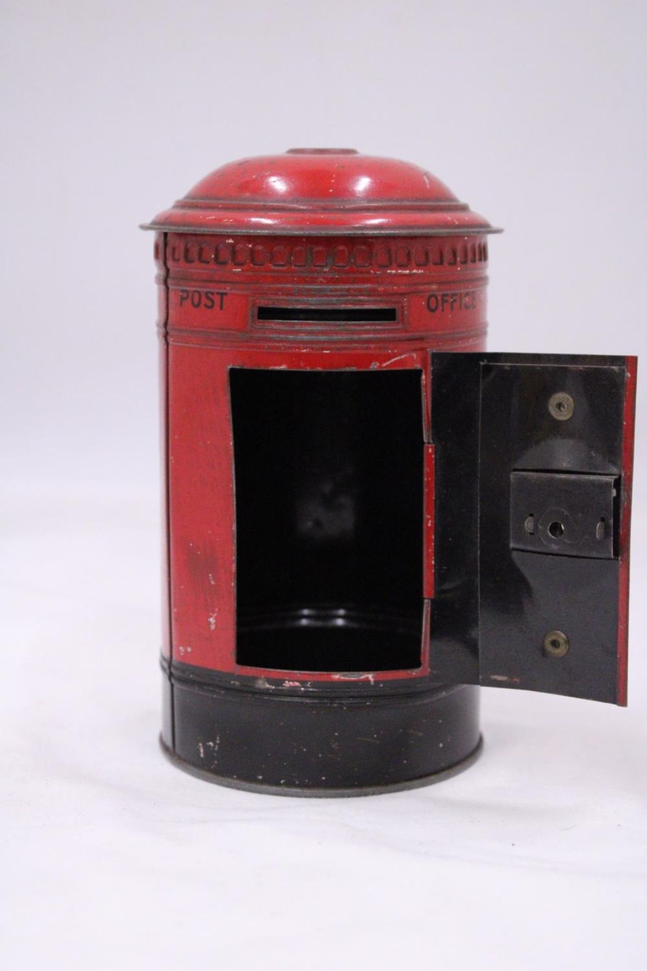 A 1950'S TIN PLATE BANK OF ENGLAND POST BOX - MONEY TIN - Bild 3 aus 6