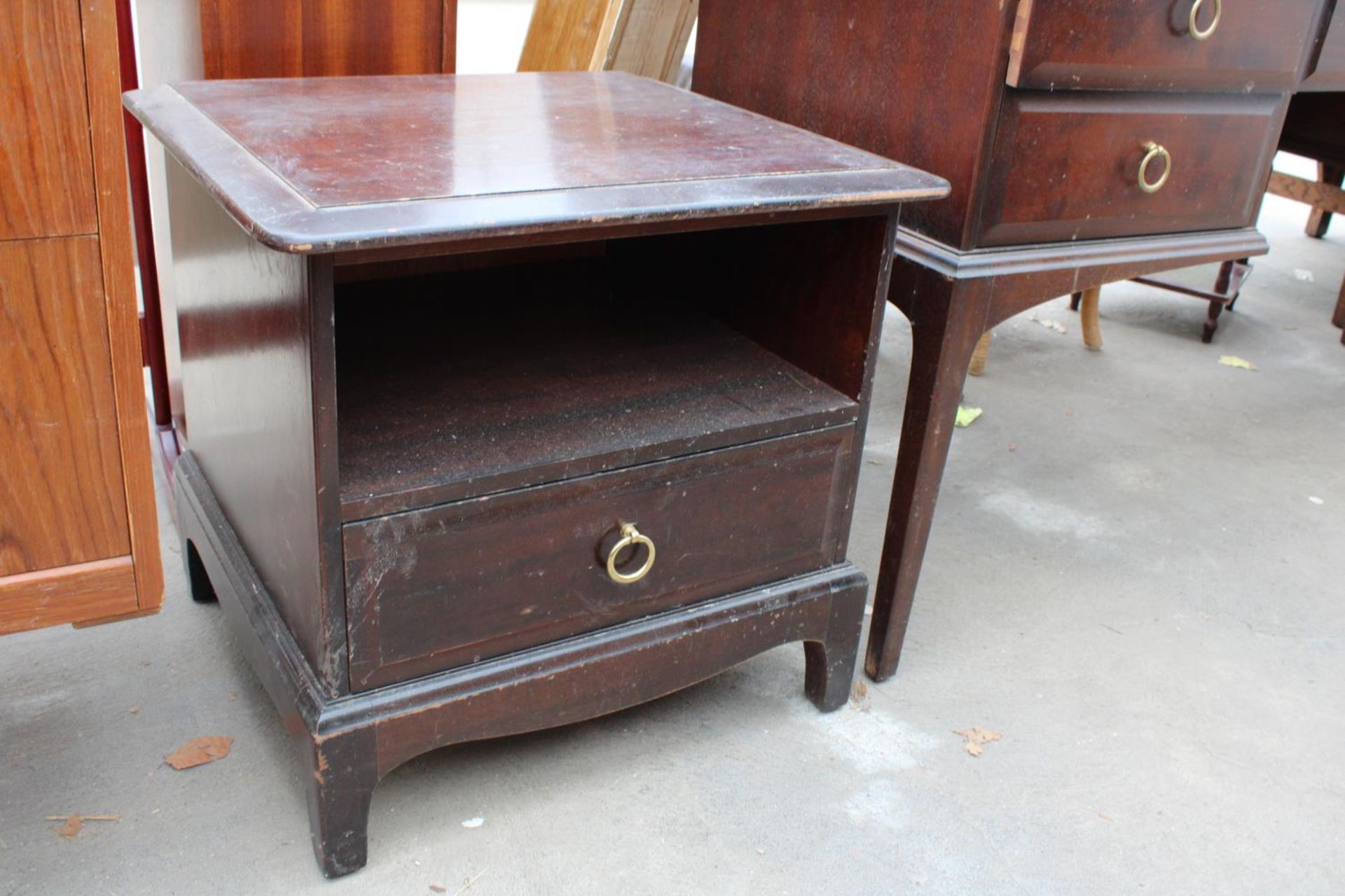 A STAG MINSTREL DRESSING TABLE, 60" WIDE AND BEDSIDE CHEST - Image 3 of 4