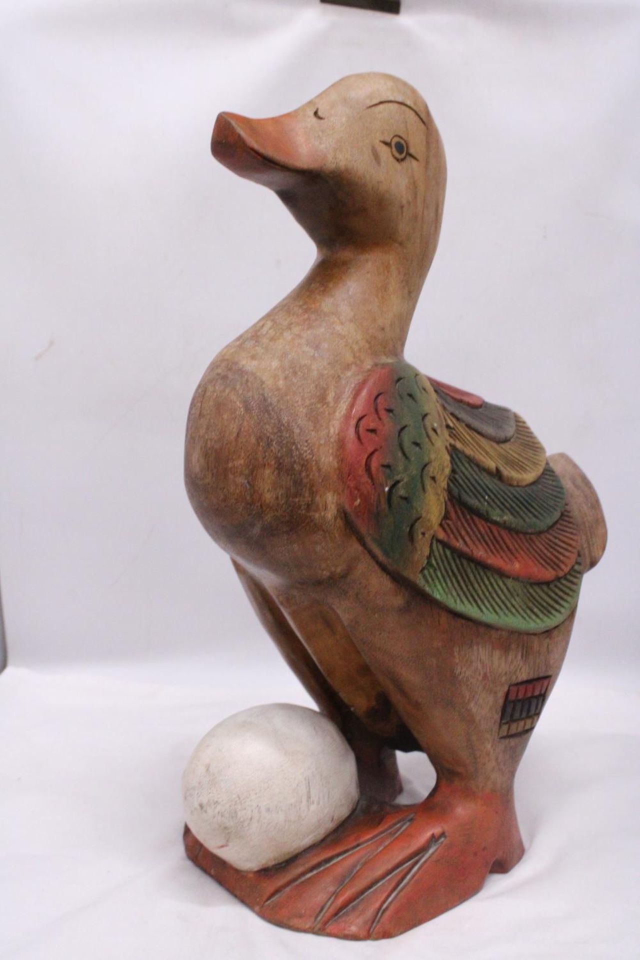 A LARGE SOLID WOODEN GOOSE AND EGG FIGURE, HEIGHT APPROX 46CM - Image 2 of 5
