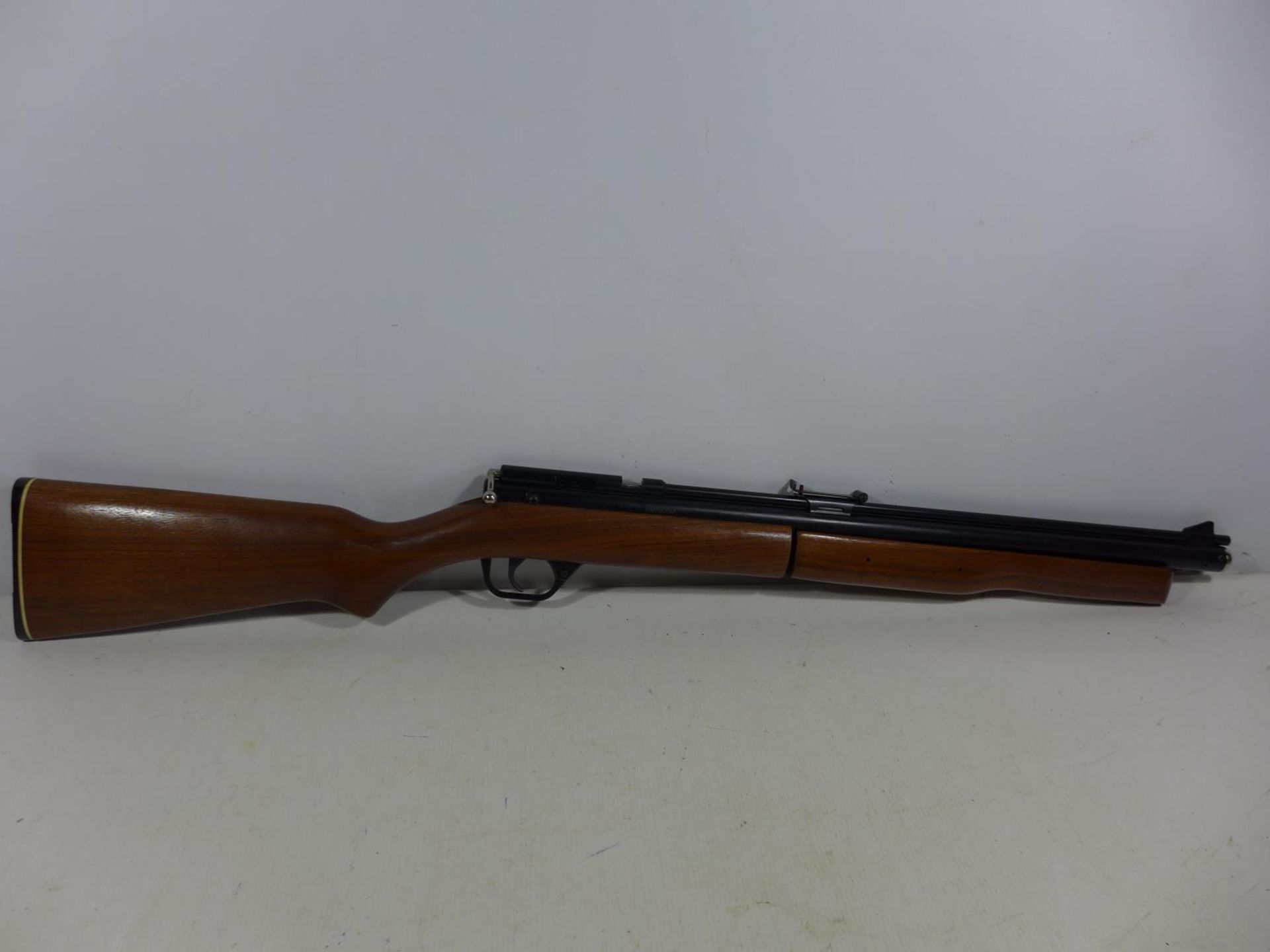 A CROSMAN C9A SERIES .177 CALIBRE AIR RIFLE SERIAL NO 800701590, 49CM BARREL, LENGTH 95CM TOGETHER