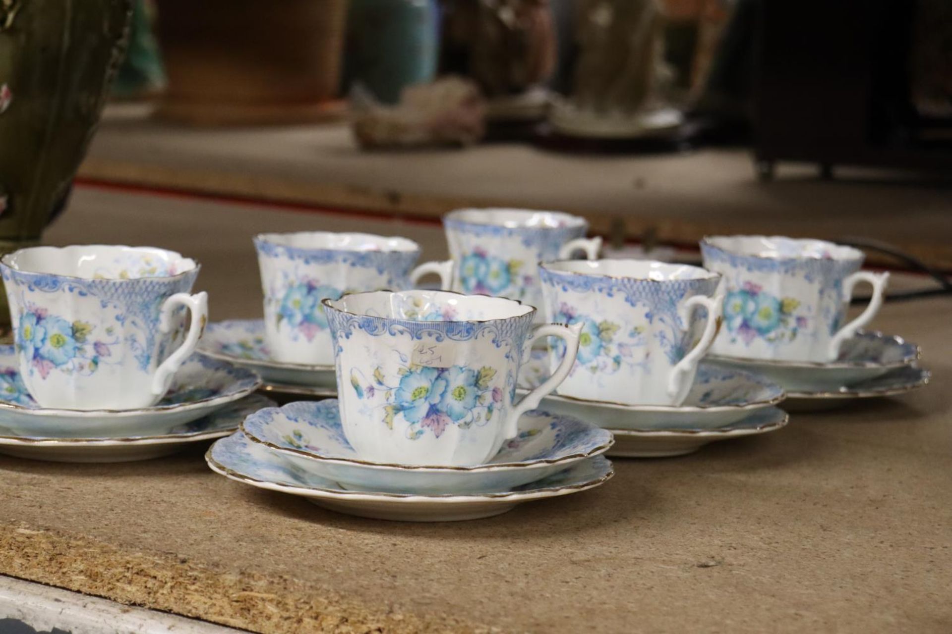 A SET OF SIX VINTAGE CHINA TRIOS - Image 3 of 4