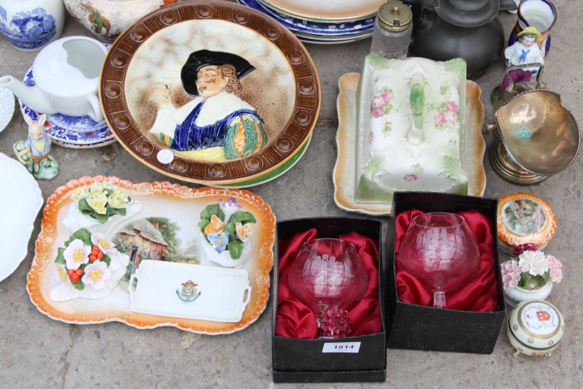 AN ASSORTMENT OF ITEMS TO INCLUDE CERAMIC PLATES, A CLOCK AND CUPS ETC - Image 2 of 5