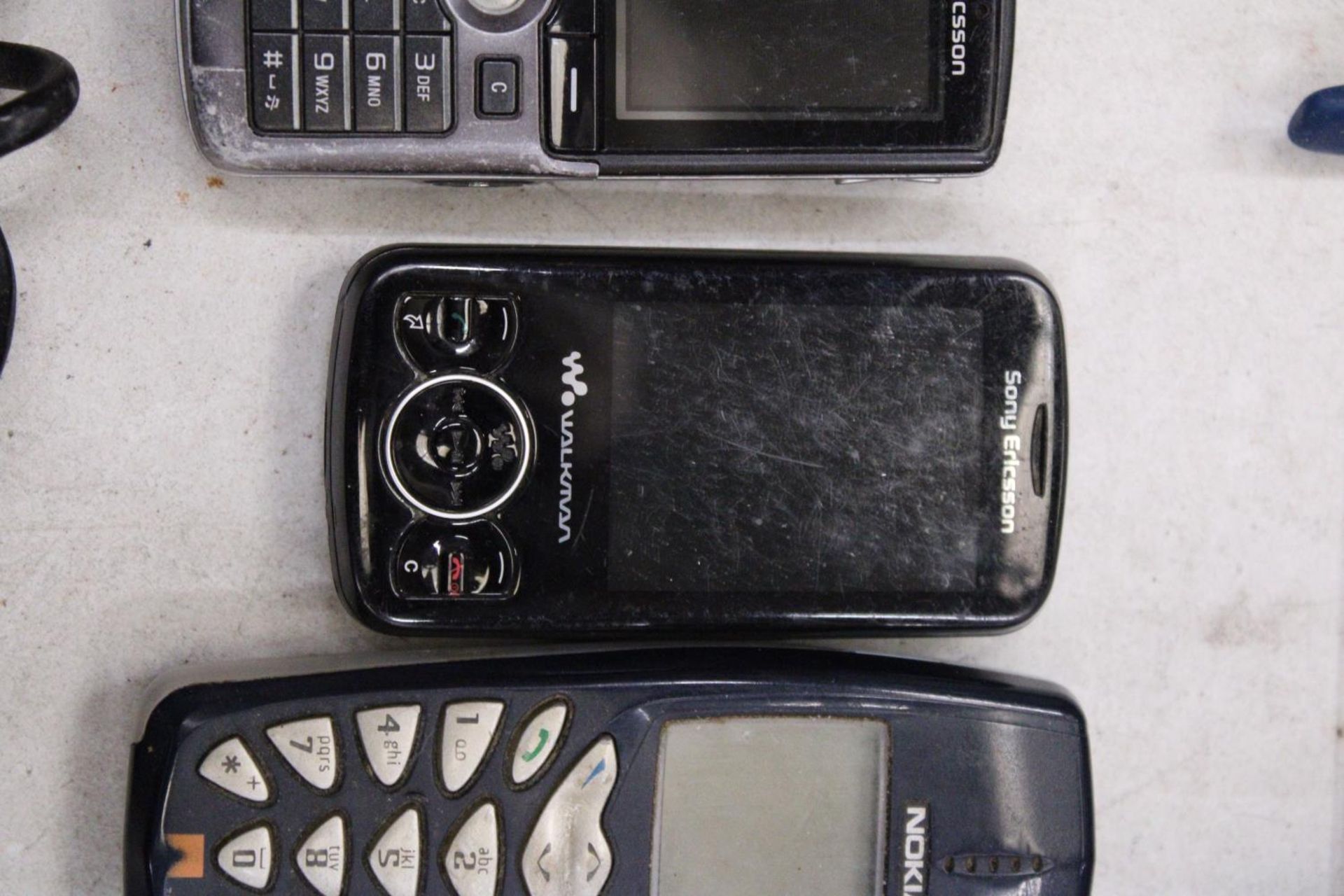 FIVE MOBILE PHONES TO INCLUDE ERICSSON, NOKIA, SONY AND ALCATEL - Bild 3 aus 6
