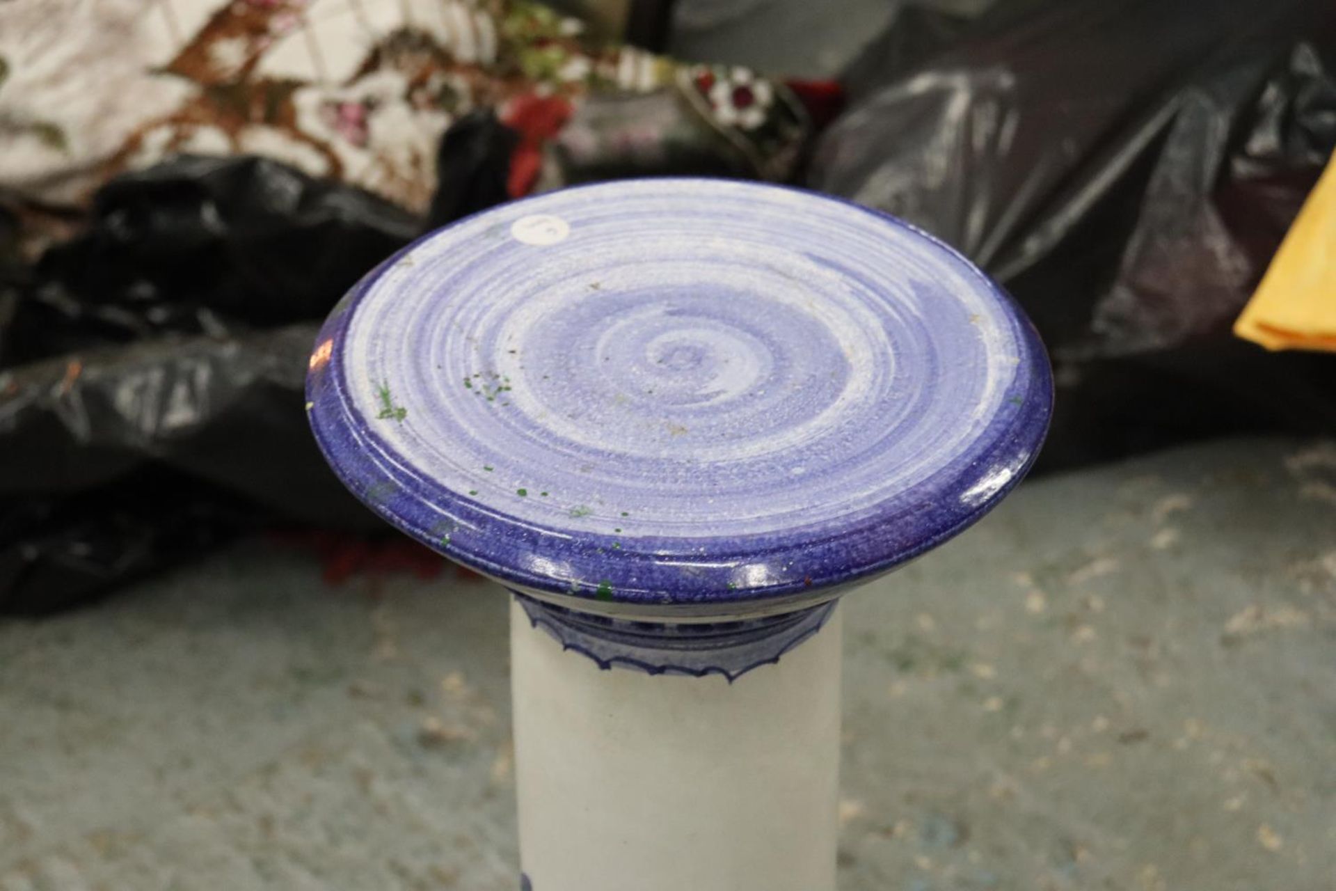 A BLUE AND WHITE VASE STAND (A/F) - APPROXIMATELY 68CM HIGH - Image 3 of 5