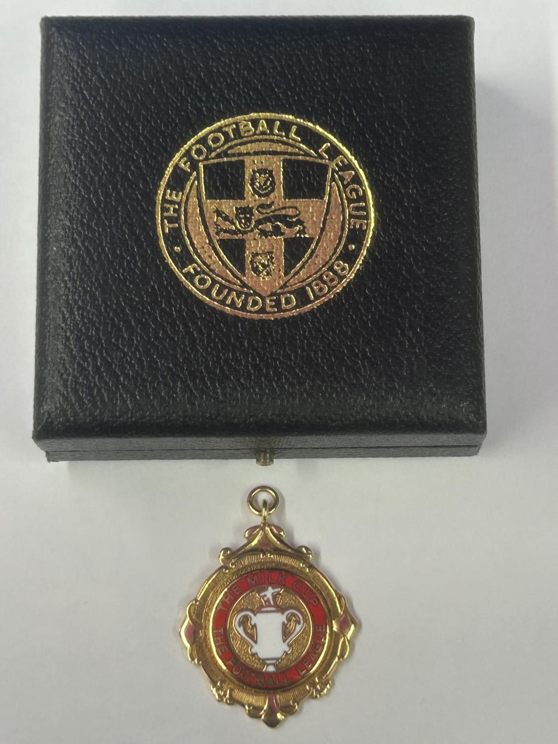 A HALLMARKED 9 CARAT GOLD & ENAMEL FOOTBALL LEAGUE MILK CUP WINNERS MEDAL 1985-1986 SEASON, BY - Bild 5 aus 5