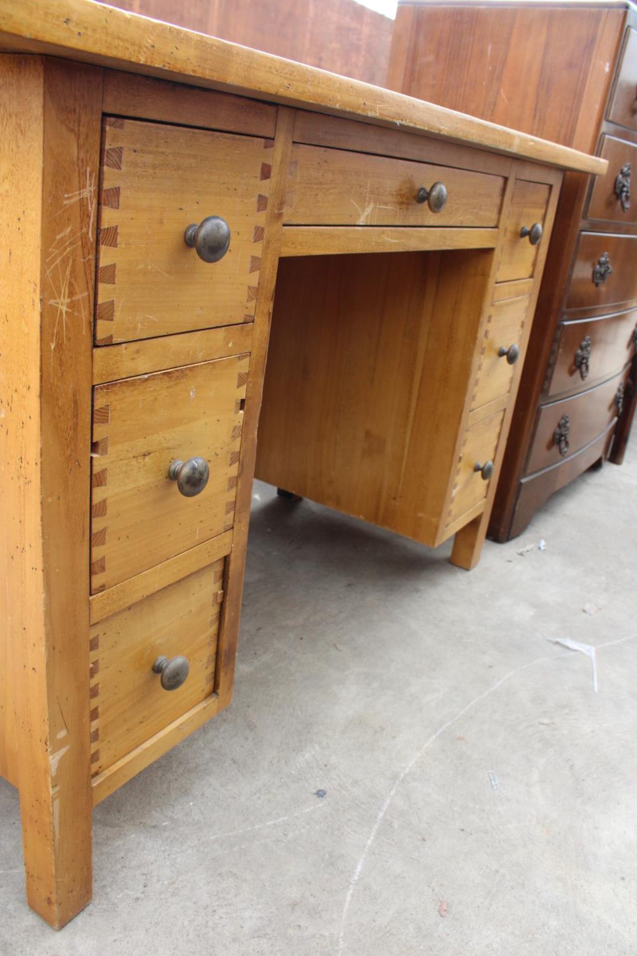 A MODERN HARDWOOD TWIN-PEDESTAL DESK WITH BRASS KNOBS, 47" X 20" - Bild 2 aus 4