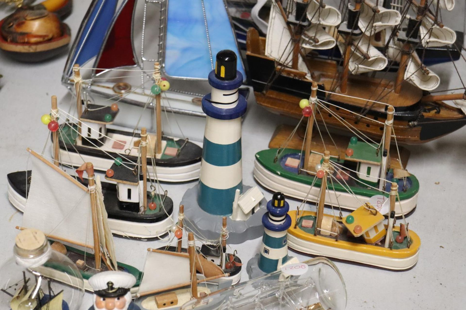 A QUANTITY OF NAUTICAL ITEMS TO INCLUDE SHIPS, BOATS, LIGHTHOUSES, FIGUTR, ETC - Image 3 of 6
