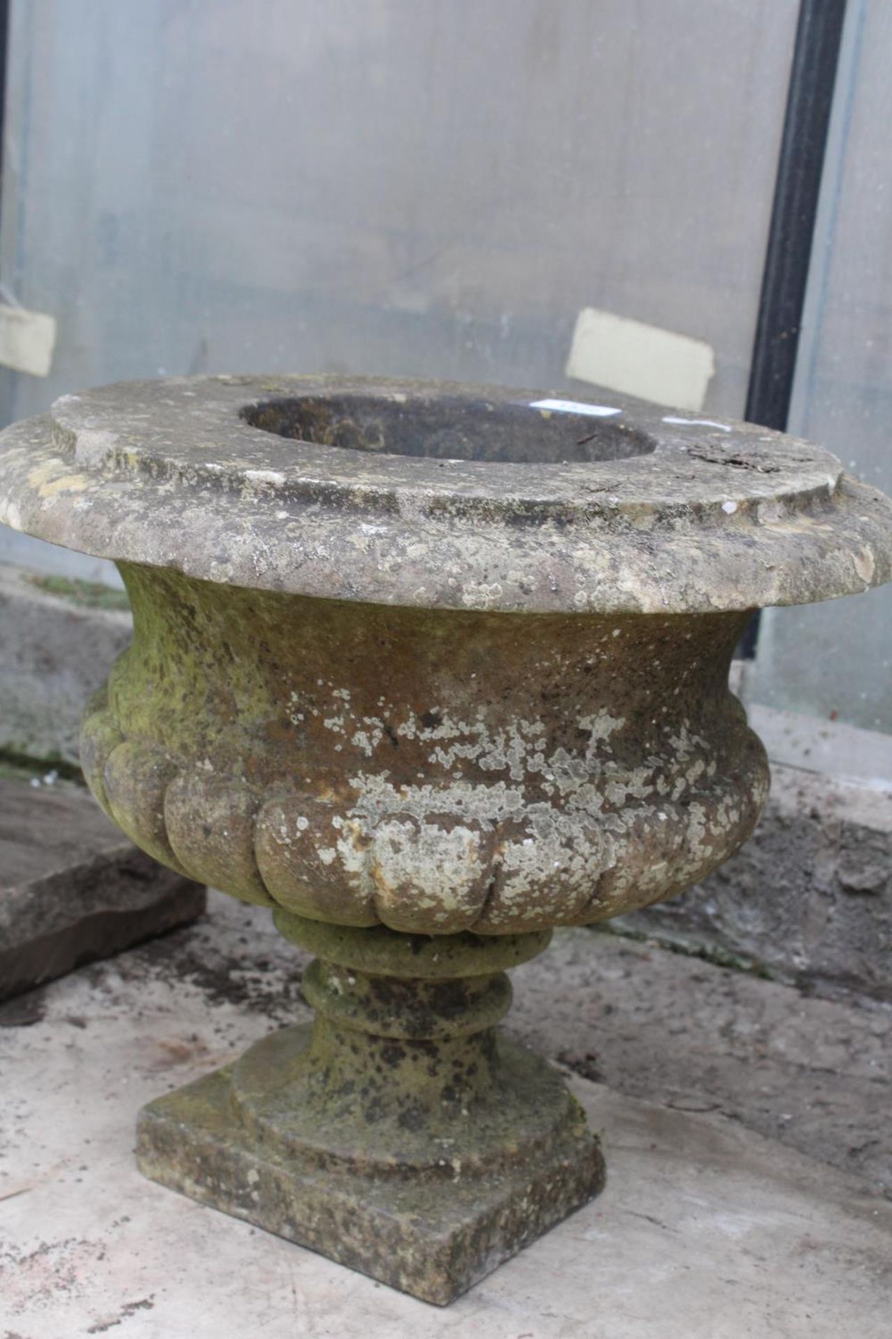 A VINTAGE WEATHERED CARRARA MARBLE URN PLANTER (H:35CM) - Bild 2 aus 4