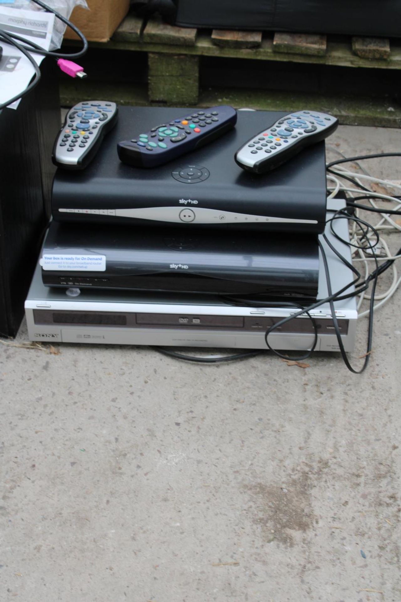 AN ASSORTMENT OF ITEMS TO INCLUDE A SONY STEREO, A DVD PLAYER AND TWO SKY BOXES ETC - Bild 3 aus 3