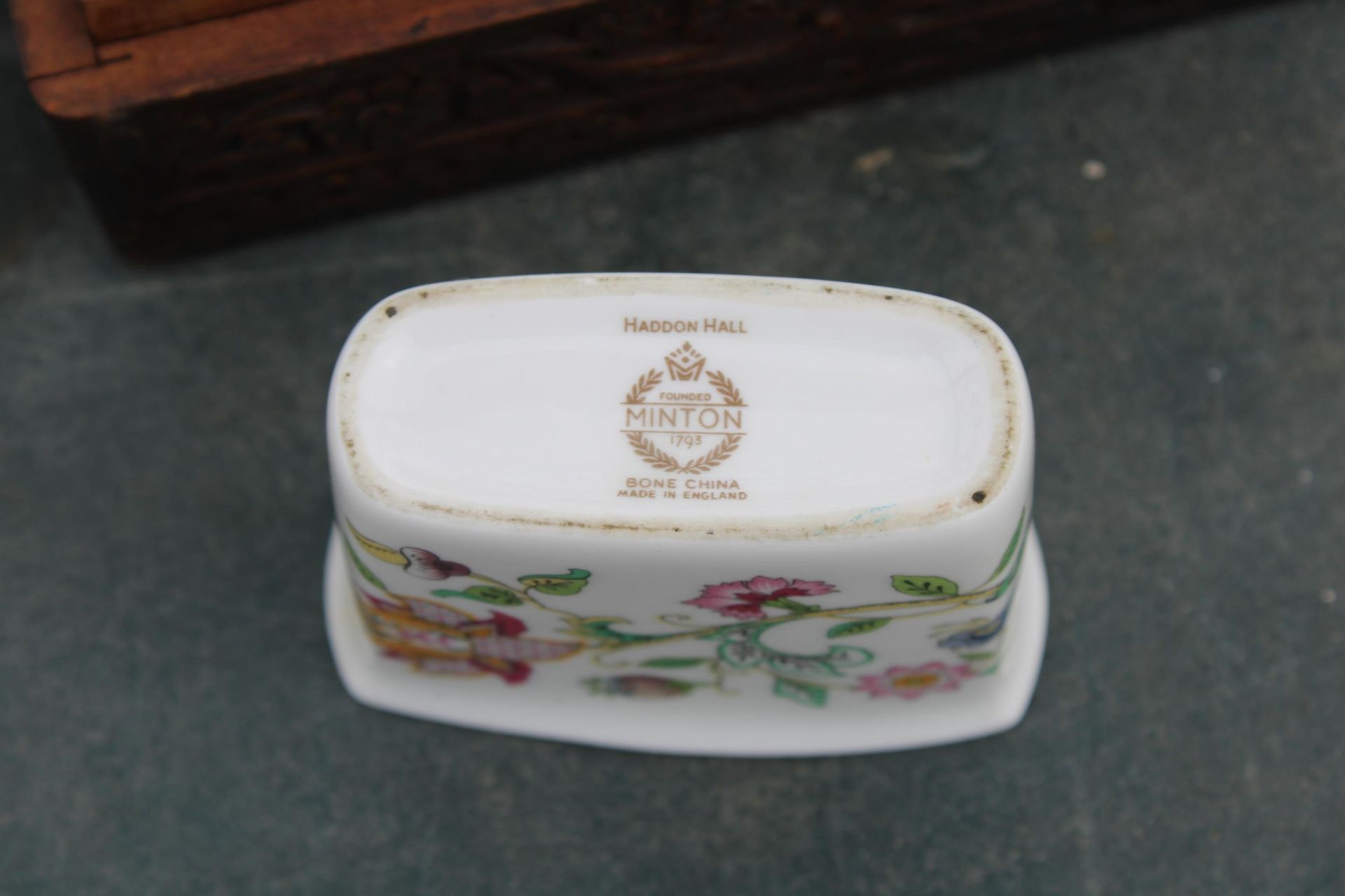 THREE ITEMS TO INCLUDE TWO PIECES OF MINTON AND A HAND CARVED HARDWOOD JEWELLERY BOX - Image 3 of 5