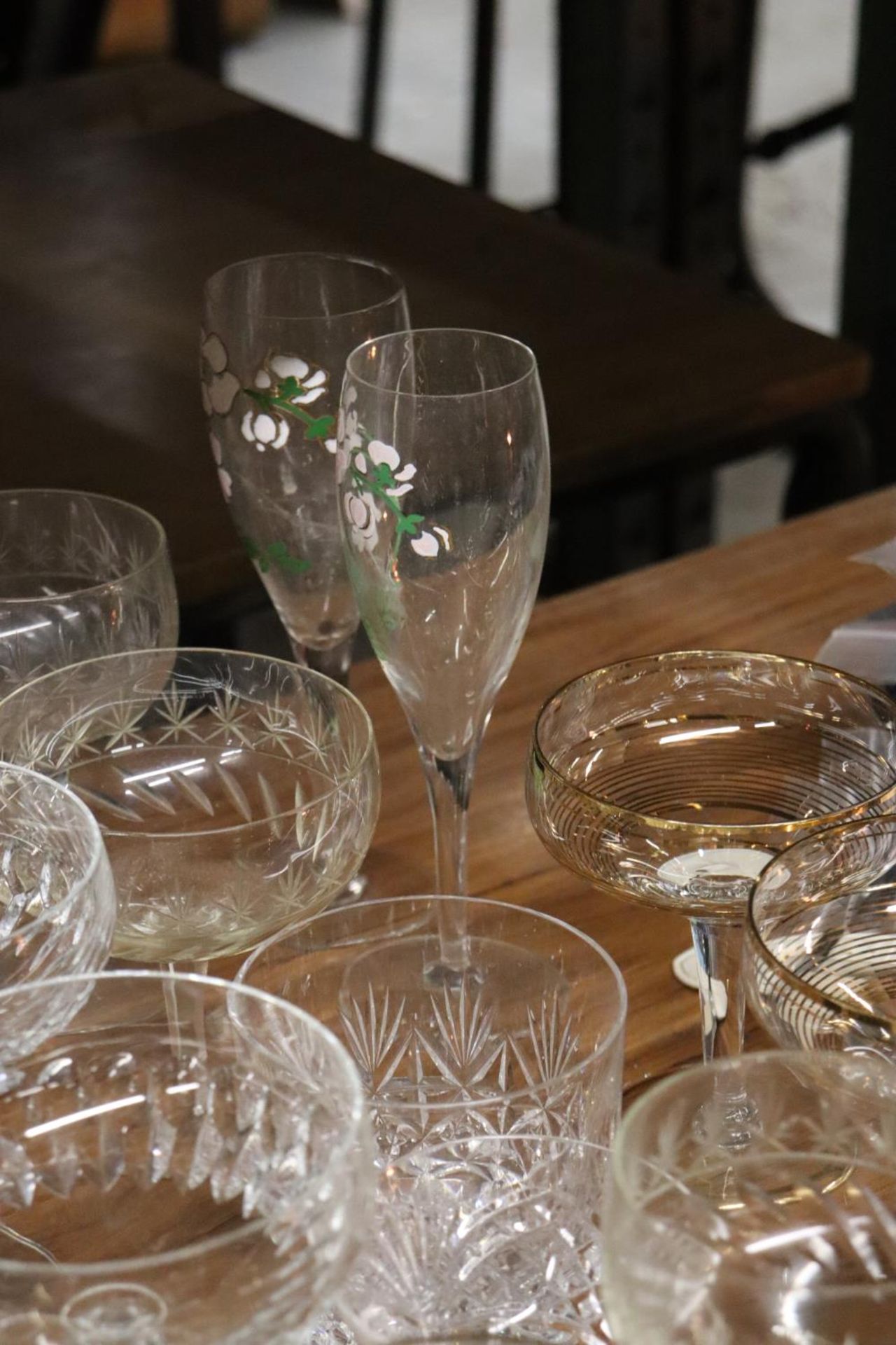 A MIXED LOT OF GLASSWARE TO INCLUDE COCKTAIL GLASSES, WINE GLASSES ETC - Image 4 of 6