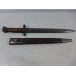 A QUEEN VICTORIA 1888 PATTERN LEE METFORD BAYONET AND SCABBARD, 30CM BLADE, LENGTH 44CM
