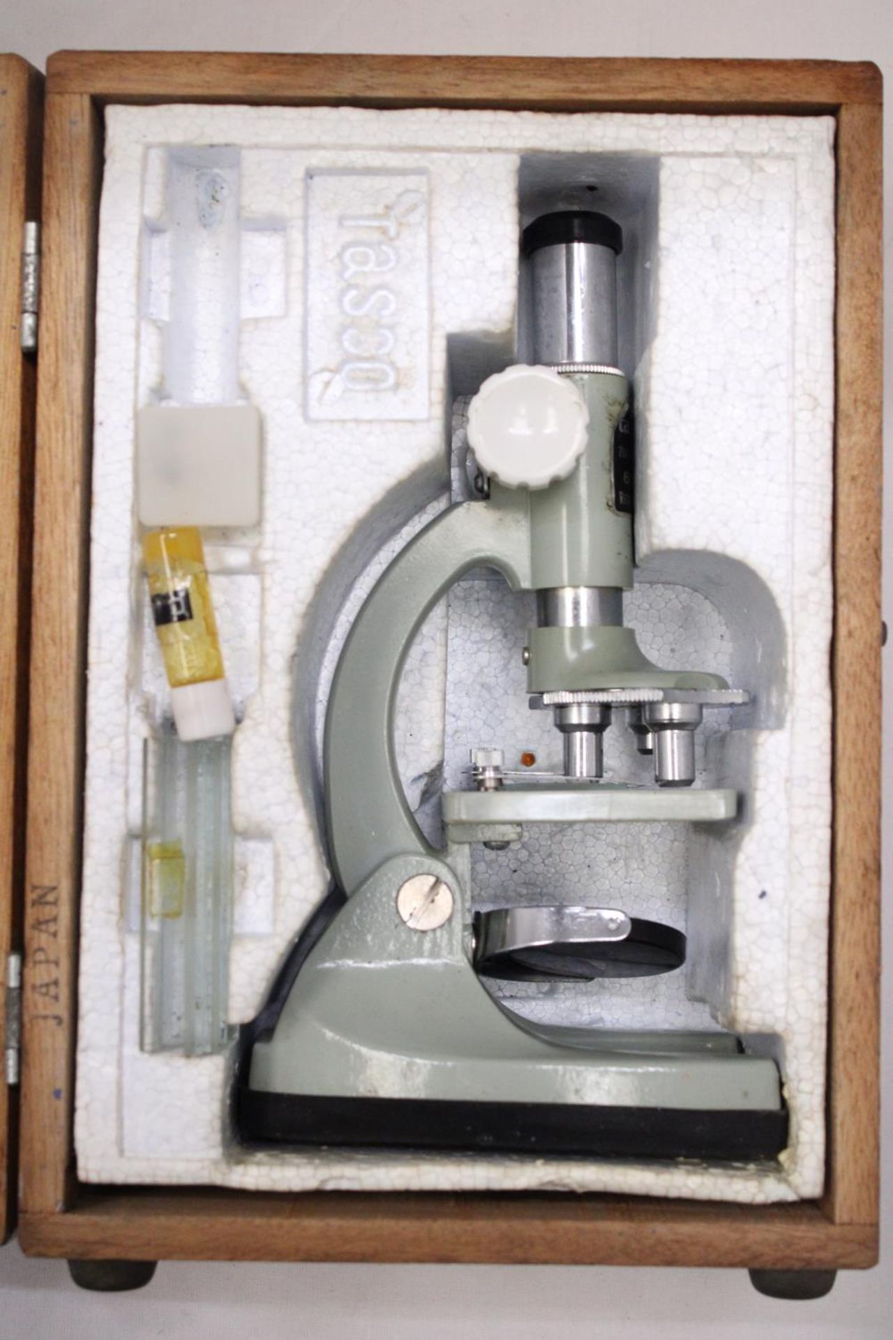 A VINTAGE, BOXED, TASCO MICROSCOPE WITH INSTRUCTIONS - Bild 2 aus 5