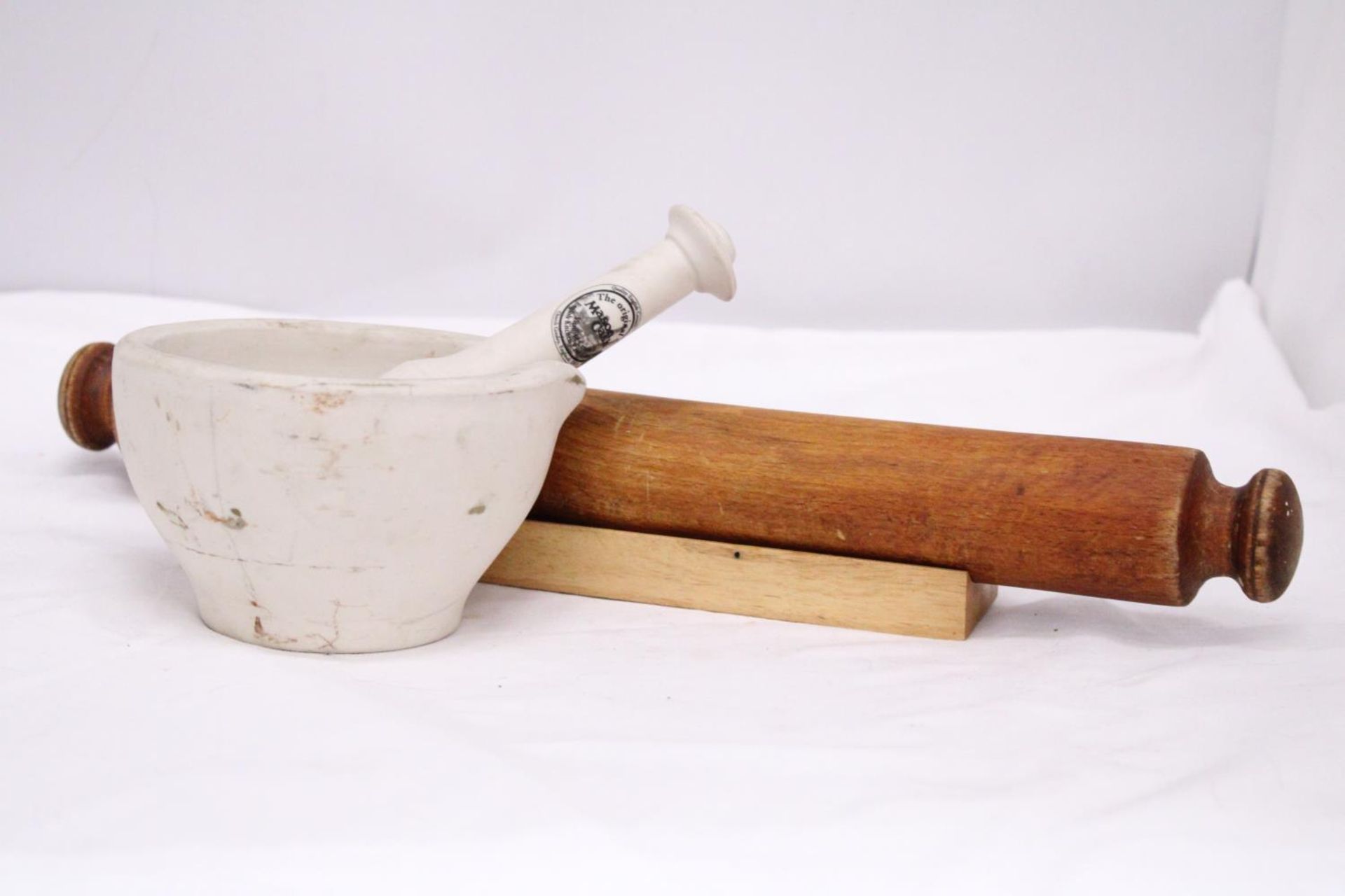 A MASON CASH CERAMIC PESTLE AND MORTAR AND A 'GOURMET' ROLLING PIN AND STAND - Image 4 of 4