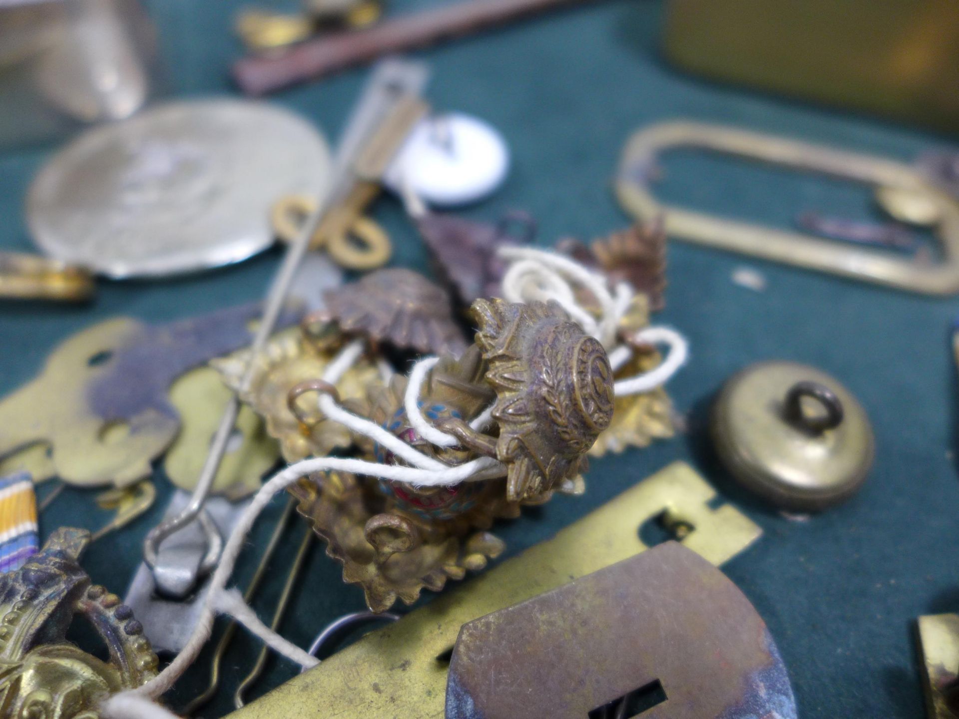 A COLLECTION OF MILITARY BUTTONS, OFFICERS PIPS, TINS AND PLAQUES ETC - Bild 6 aus 9