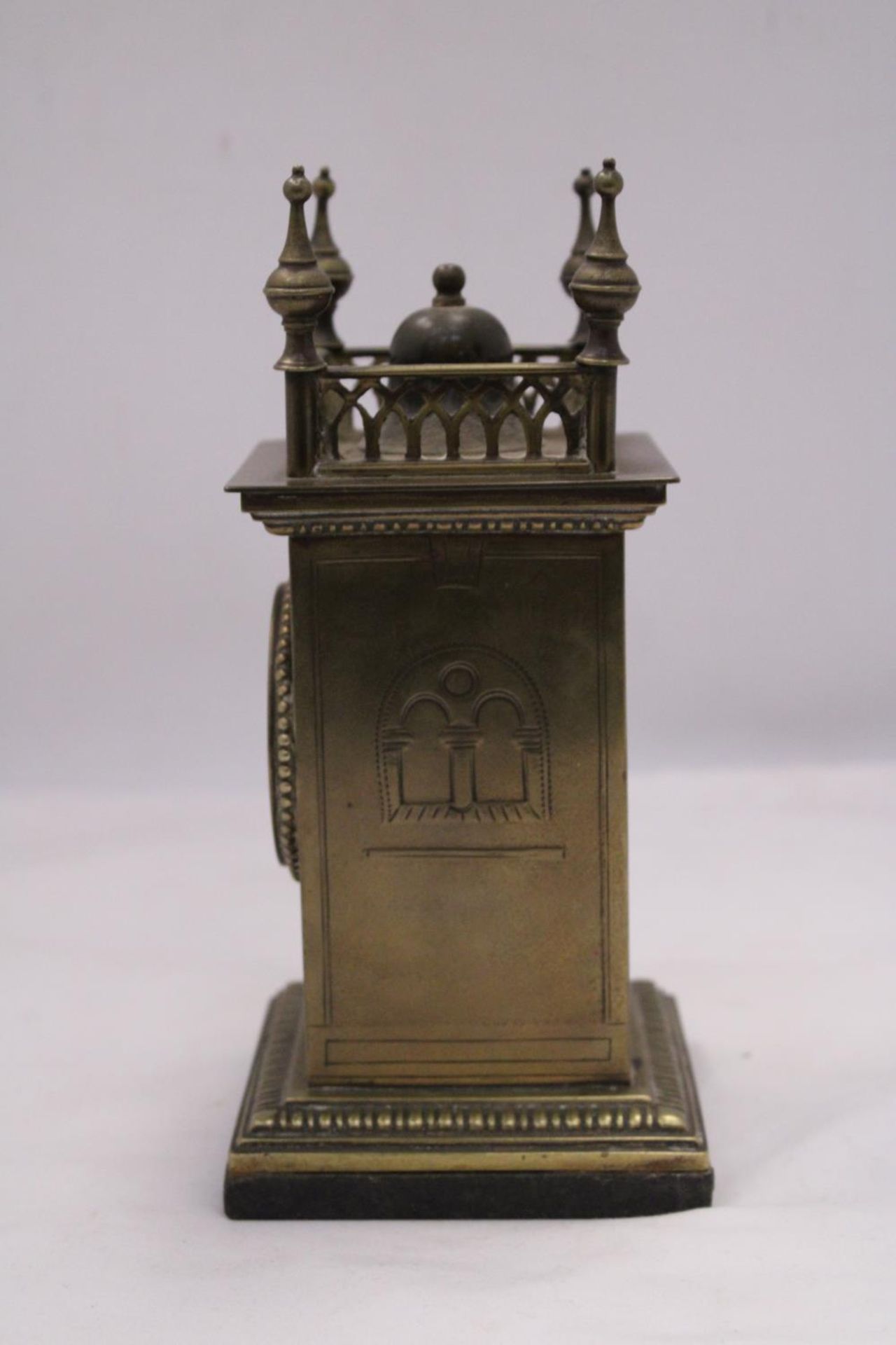 A VINTAGE BRASS MANTEL CLOCK ON A MARBLE BASE, WITH FOUR SPIRES TO THE TOP. WORKING WHEN - Image 3 of 5