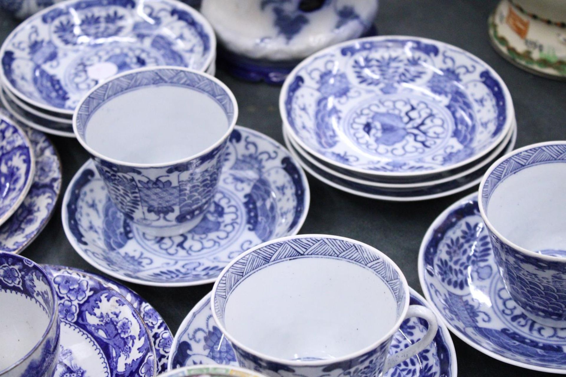 A LARGE QUANTITY OF ORIENTAL STYLE BLUE AND WHITE TO INCLUDE CUPS,SAUCERS,SIDE PLATES PLUS A JUG AND - Bild 6 aus 6