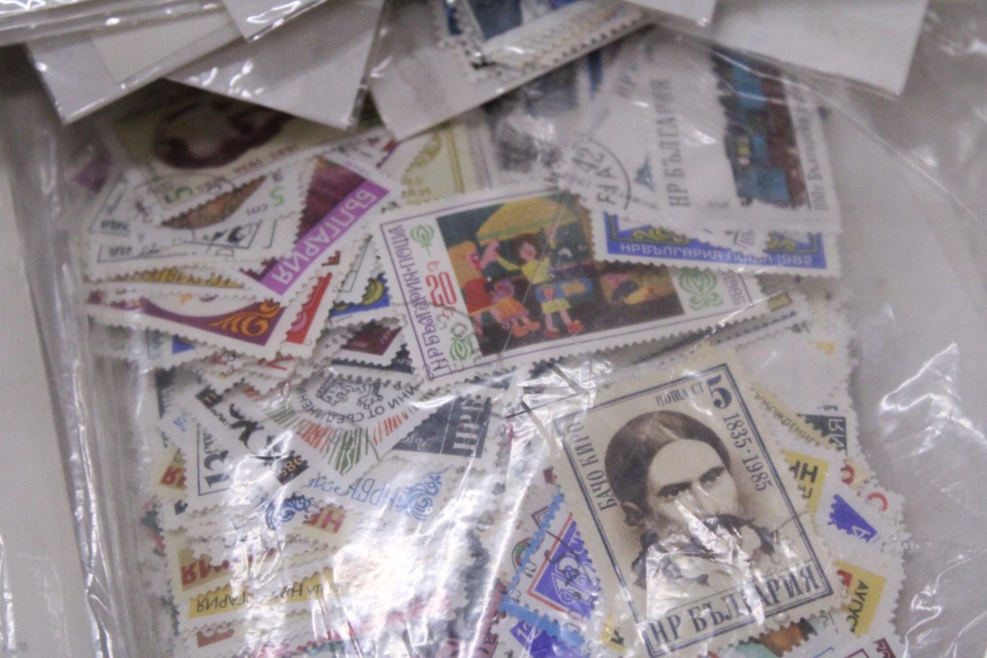 A LARGE BAG OF STAMPS IN PACKETS - Image 5 of 6