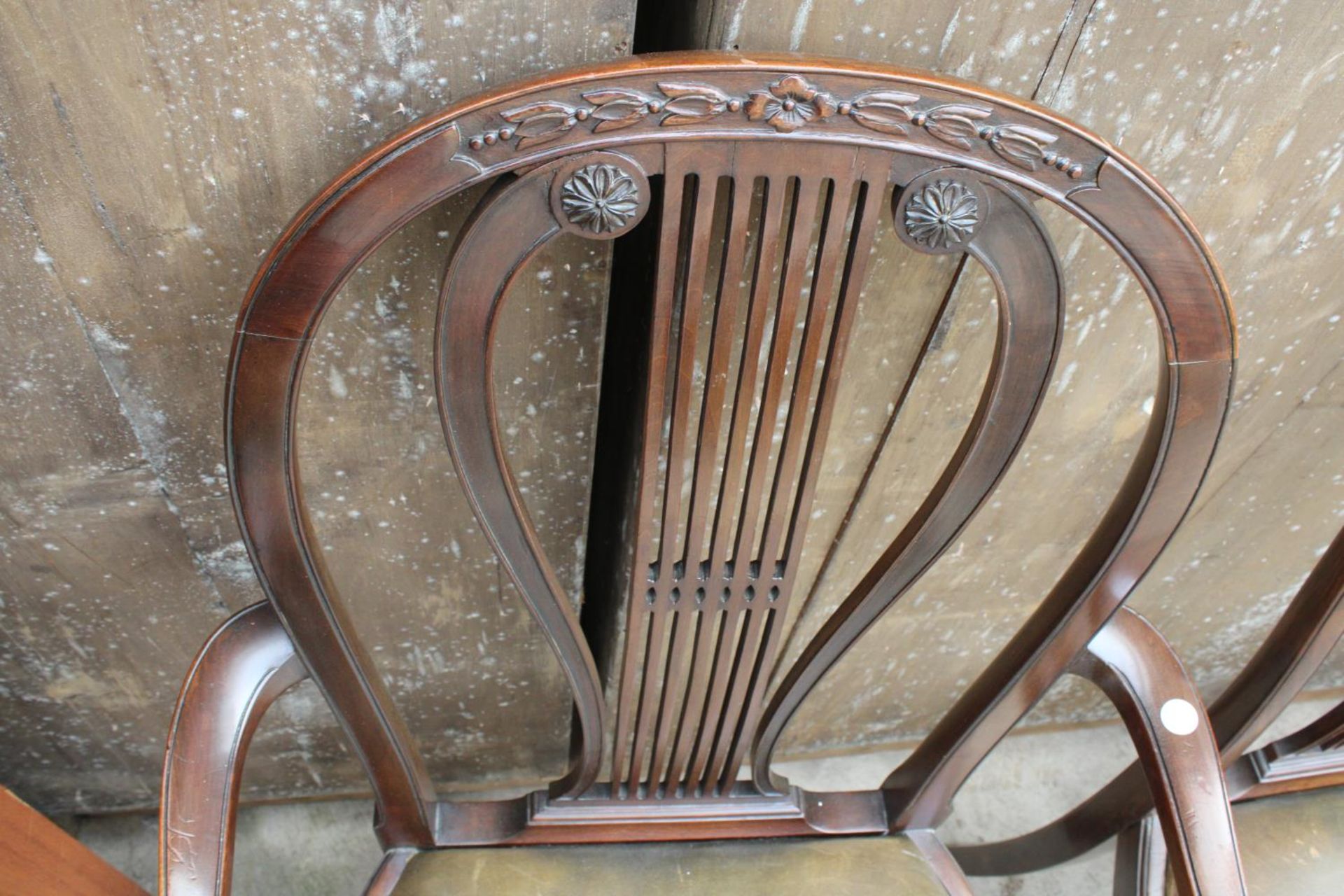 A SET OF SIX MAHOGANY HOOP BACK HEPPLEWHITE STYLE DINING CHAIRS ON TURNED AND FLUTED LEGS, TWO BEING - Image 5 of 6