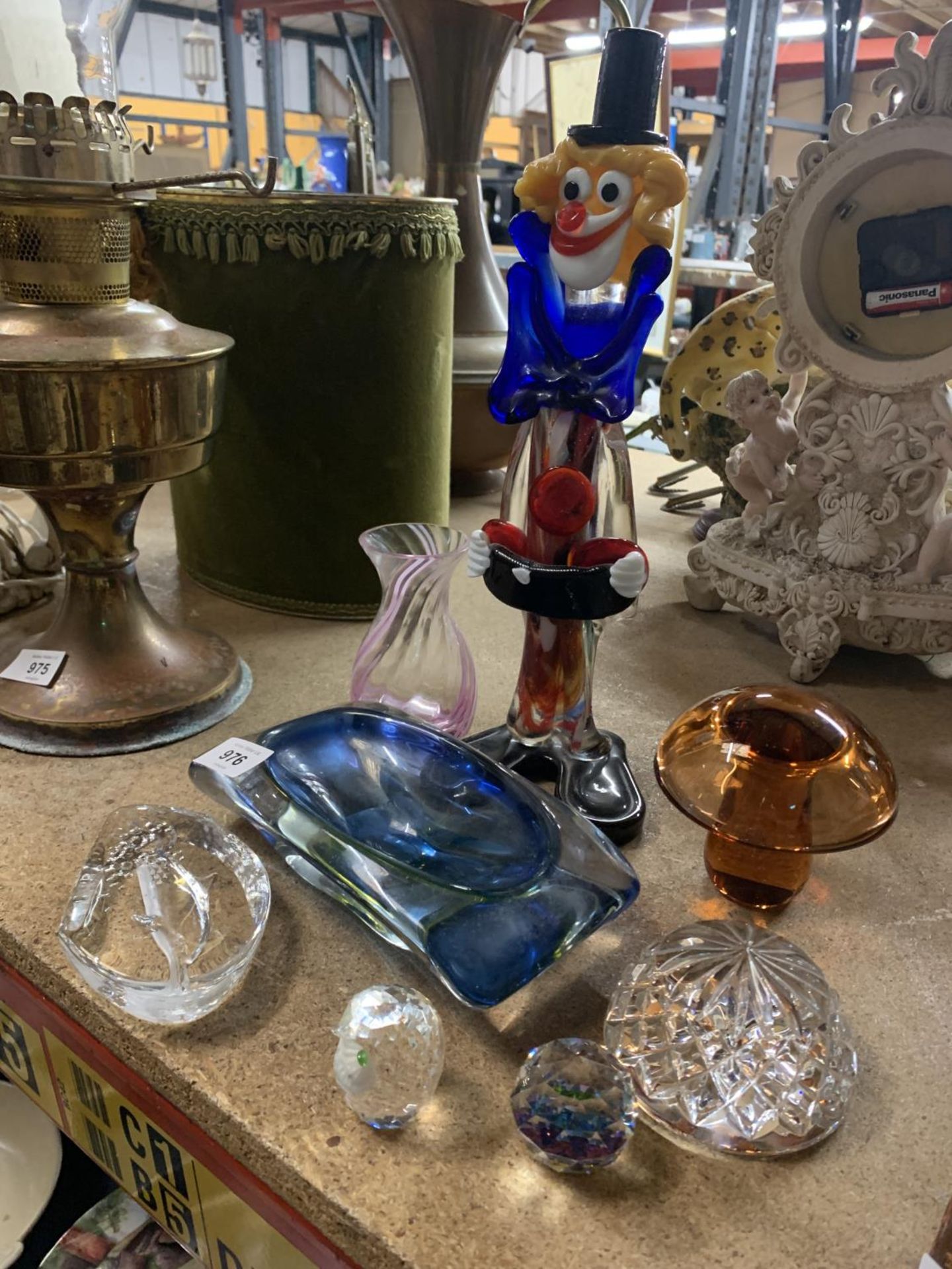 A MIXED LOT OF GLASSWARE TO INCLUDE PAPERWEIGHTS, MURANO GLASS CLOWN FIGURINE ETC - Image 3 of 3