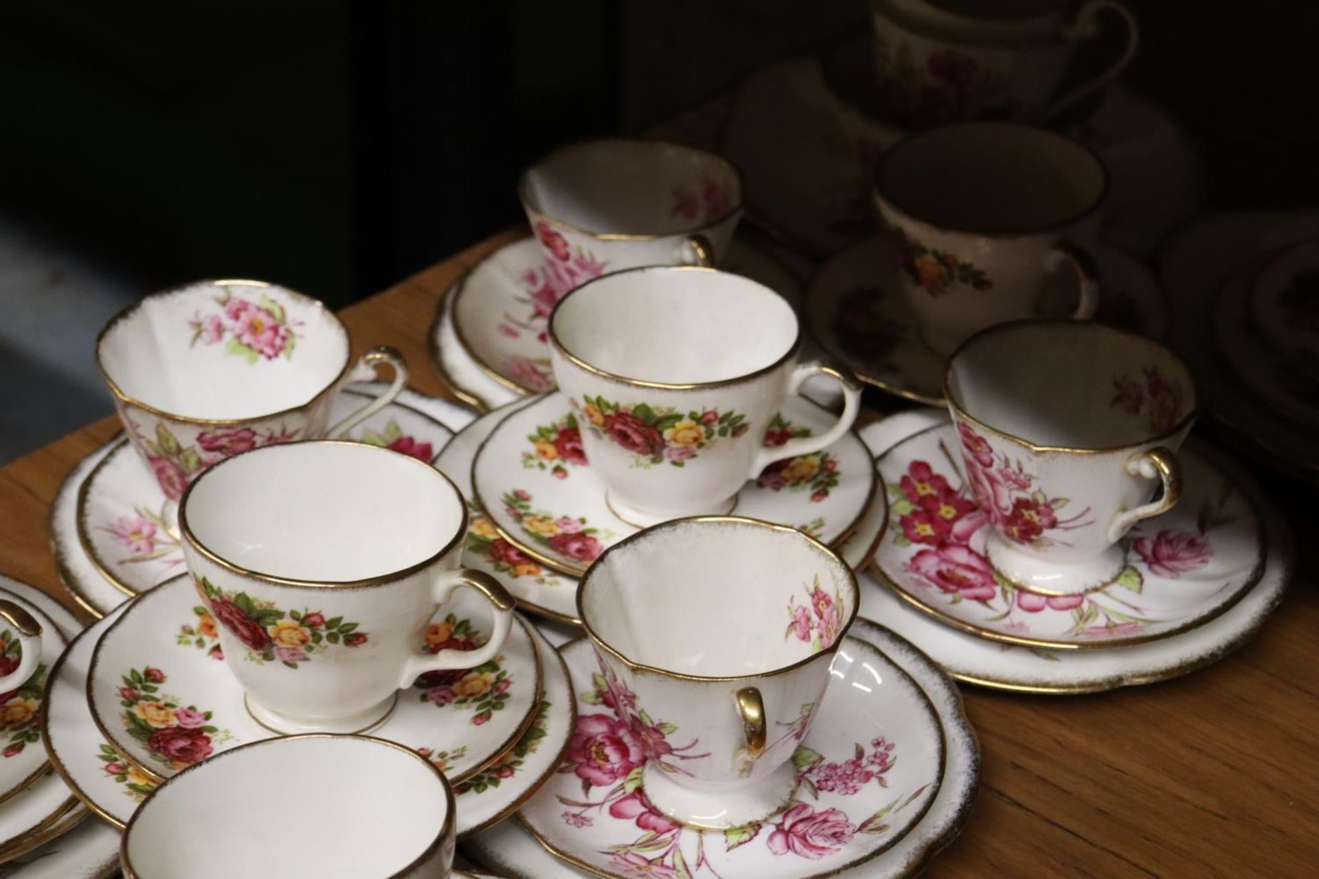 A COLLECTION OF VINTAGE CHINA TRIOS TO INCLUDE FENTON AND ROSLYN, PLUS CAKE PLATES, A CREAM JUG - Image 3 of 5