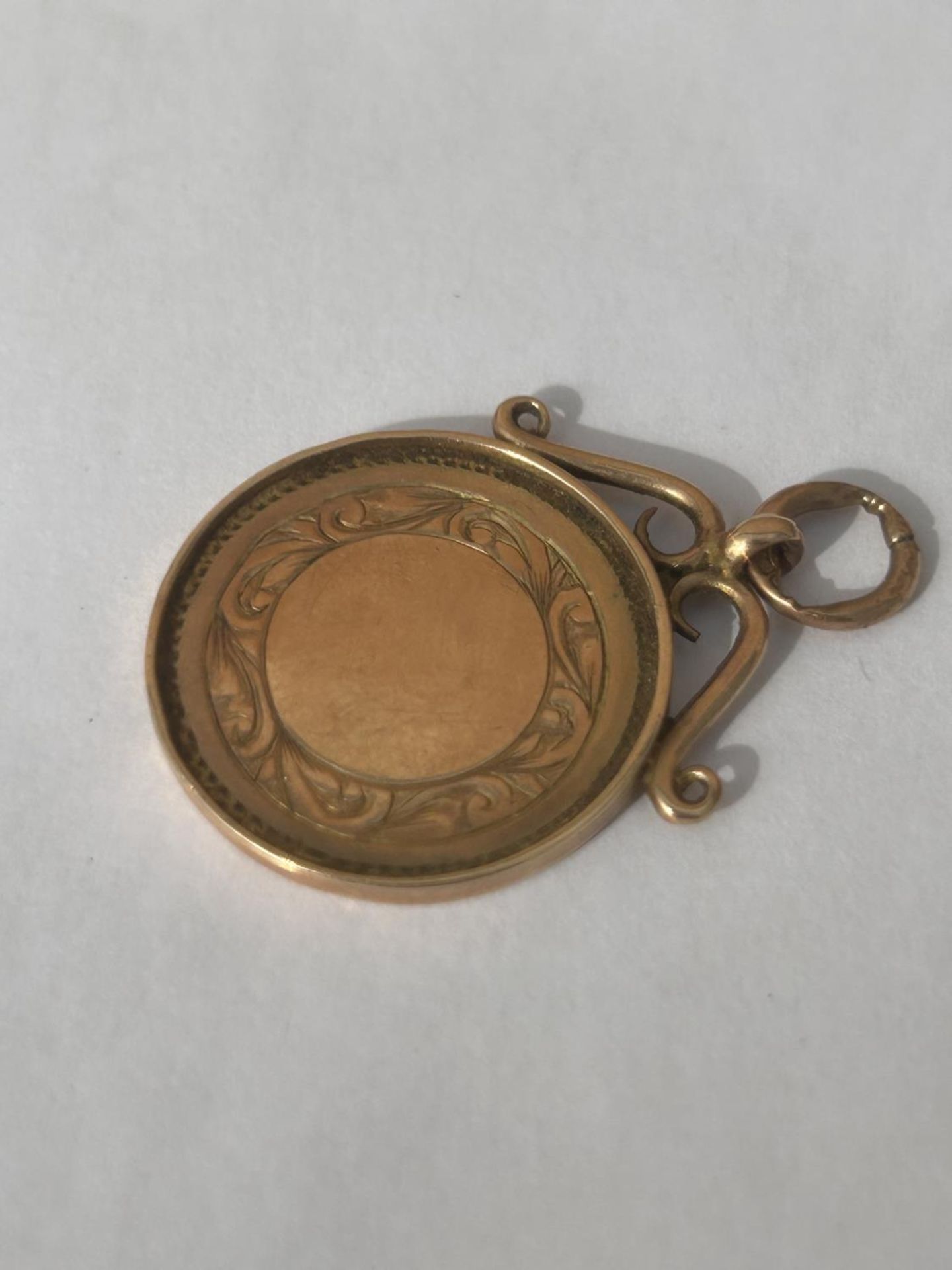 A HALLMARKED 9CT GOLD BIRMINGHAM SPORTING FOB INSCRIBED "L & D.C.L CHAMPIONS H.HULME 1920" MAKERS - Image 2 of 4
