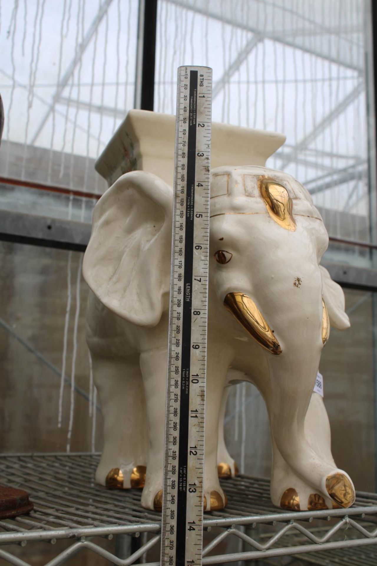 A DECORATIVE CERAMIC ELEPHANT JARDINAIRE STAND - Bild 3 aus 5