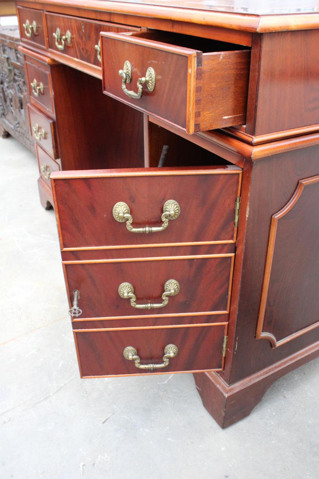 A REPRODUCTION MAHOGANY TWIN PEDESTAL DESK WITH INSET LEATHER TOP ENCLOSING SIX DRAWERS AND THREE - Image 3 of 5
