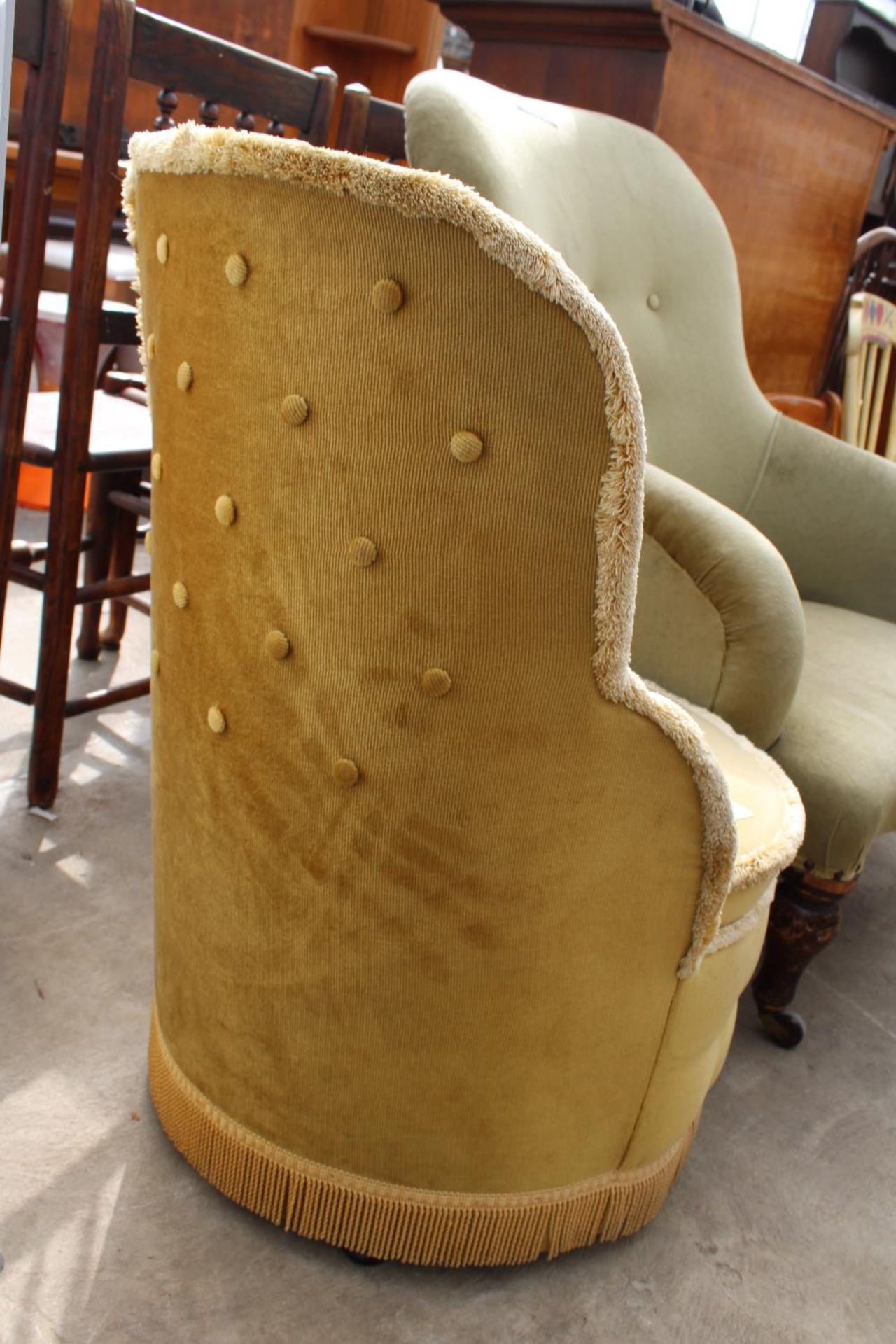 A MODERN BUTTON-BACK BEDROOM CHAIR BY SHERBORNE - Image 2 of 2
