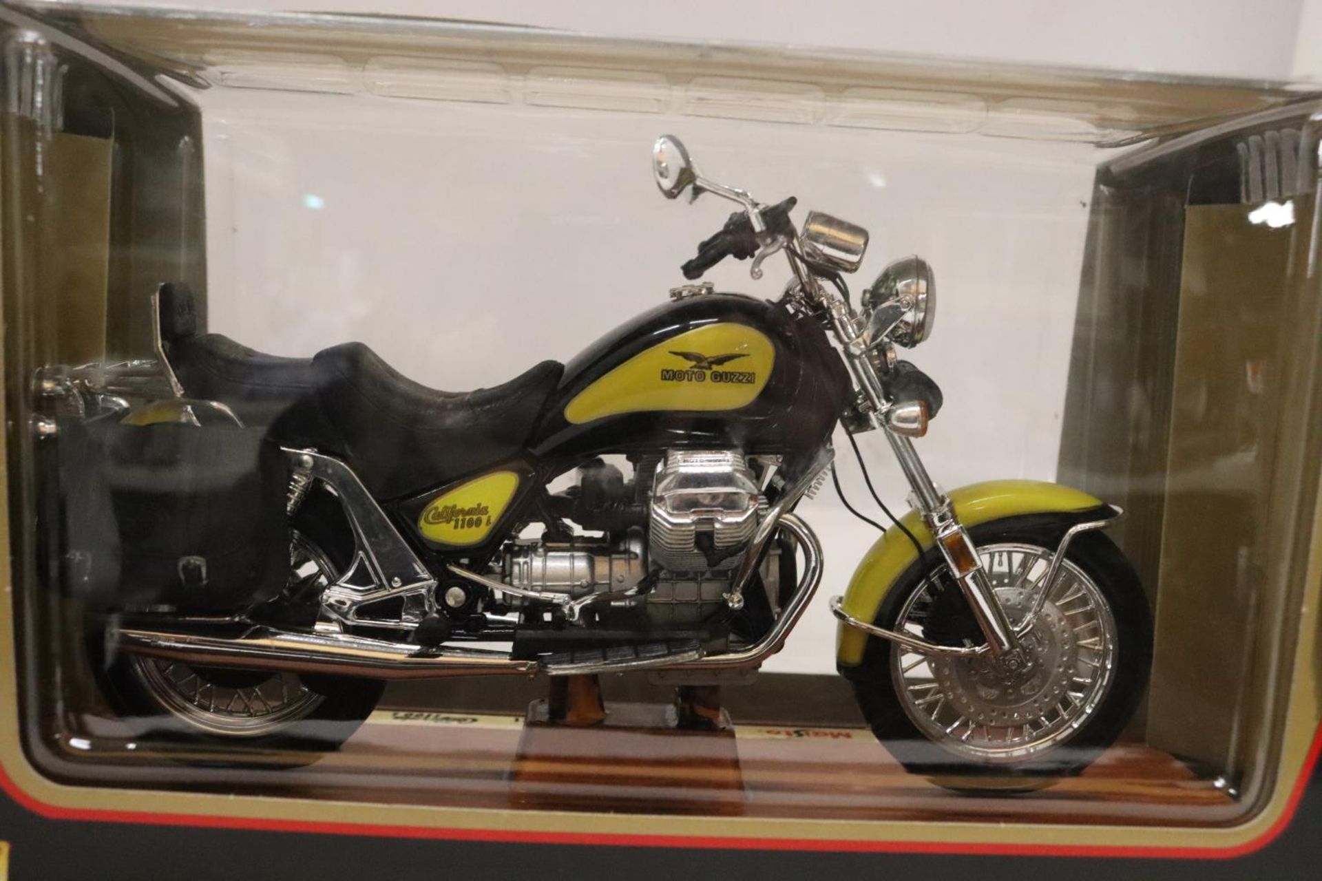 A LARGE AS NEW AND BOXED MOTO GUZZI MOTORBIKE - Bild 3 aus 6