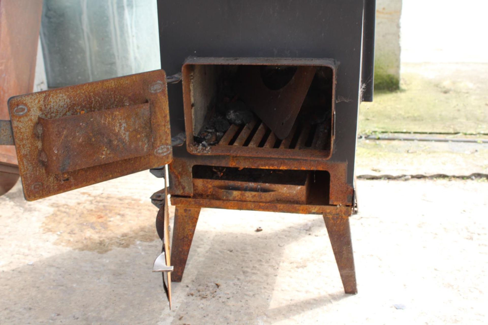 A VINTAGE CAST IRON STOVE - Image 4 of 5