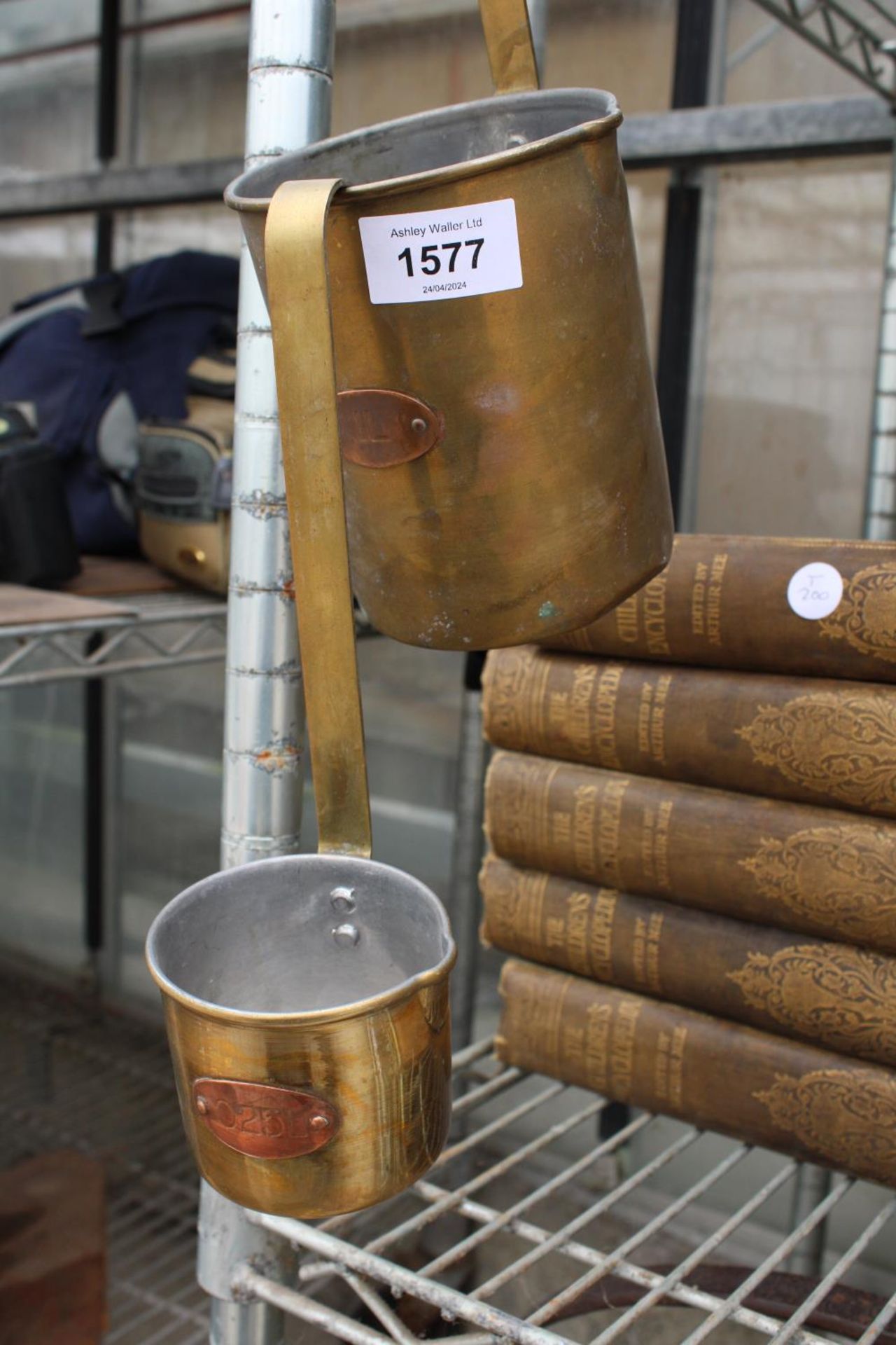 TWO VINTAGE BRASS MEASURING SCOOPS TO INCLUDE A 1L AND A 0.25L - Bild 2 aus 2