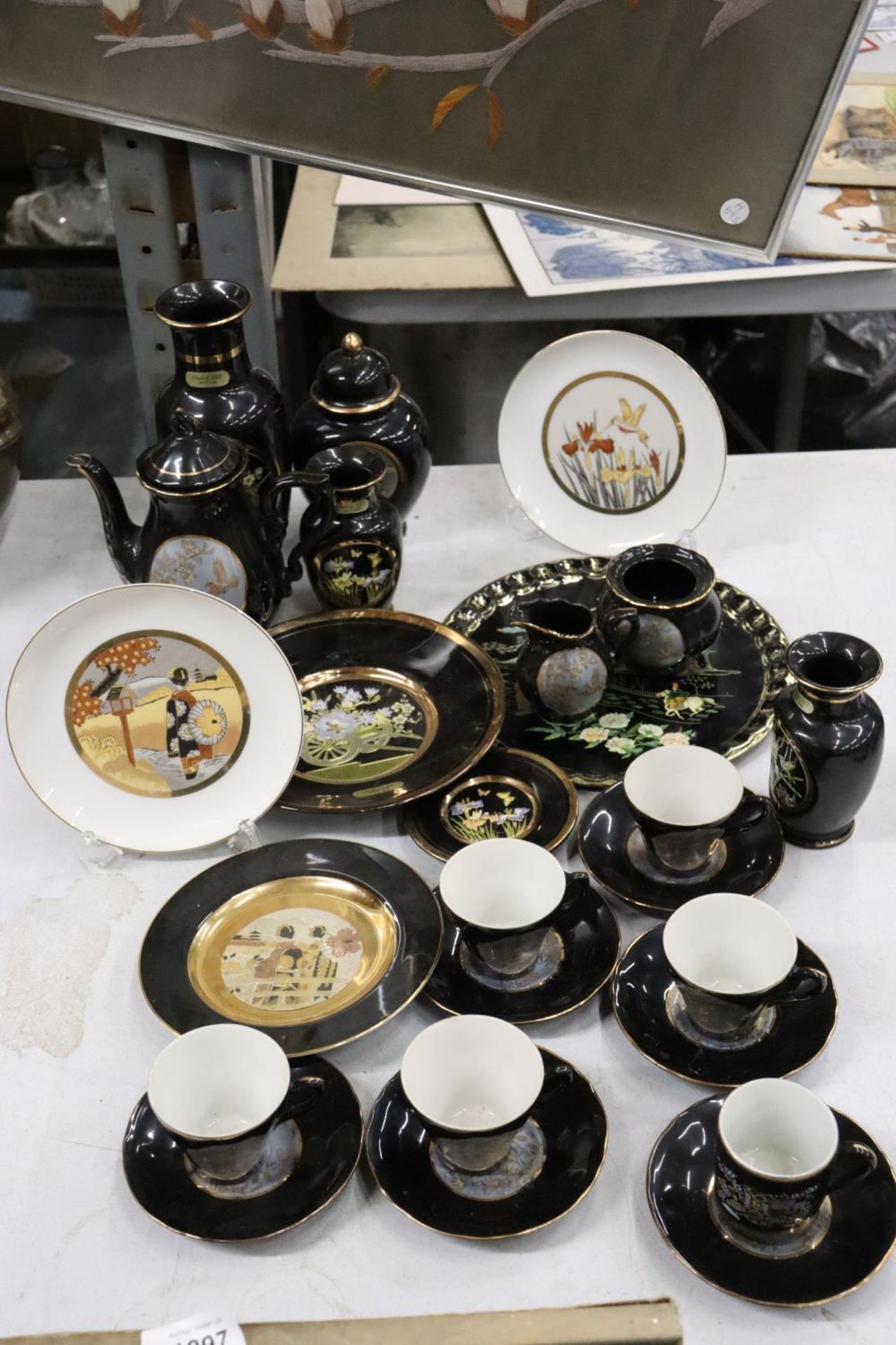 A QUANTITY OF ORIENTAL STYLE CERAMICS TO INCLUDE "CHOKIN ART" 24KT GOLD PLATED VASES AND PLATES PLUS