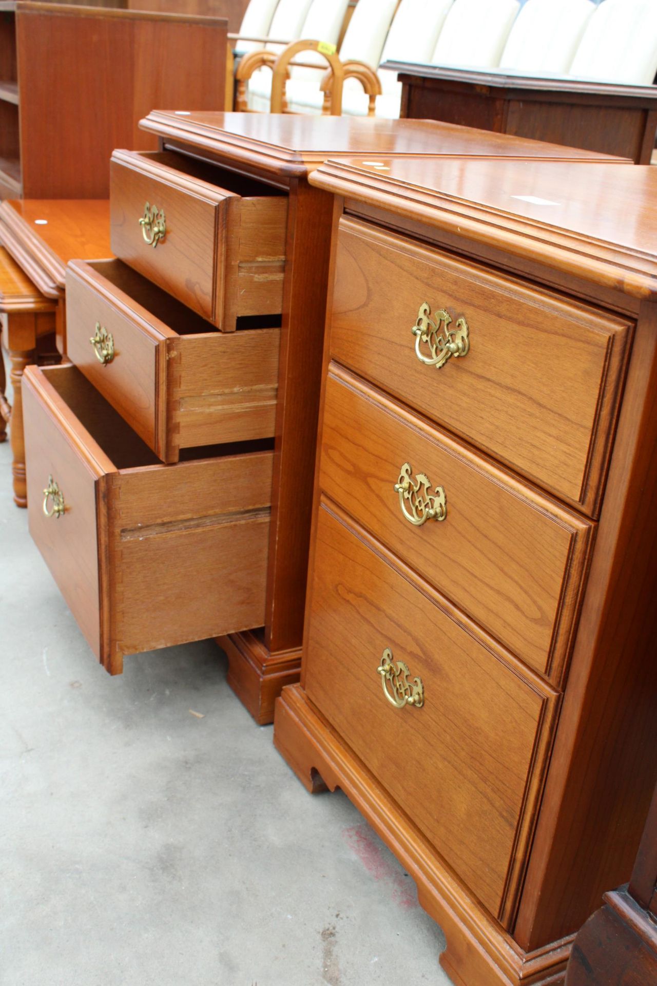 A PAIR OF YOUNGER FURNITURE BEDSIDE CHESTS OF 3 DRAWERS ON BRACKET FEET - Image 3 of 5