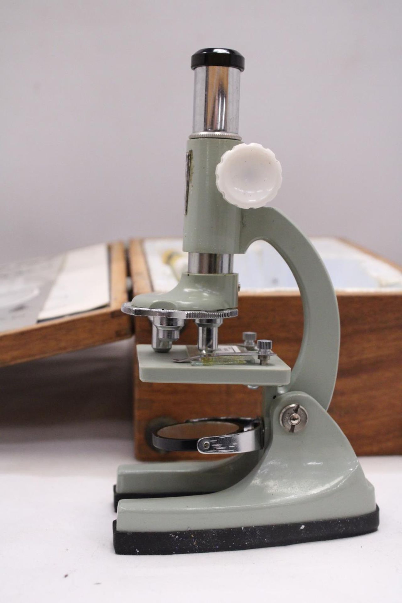 A VINTAGE, BOXED, TASCO MICROSCOPE WITH INSTRUCTIONS - Image 4 of 5