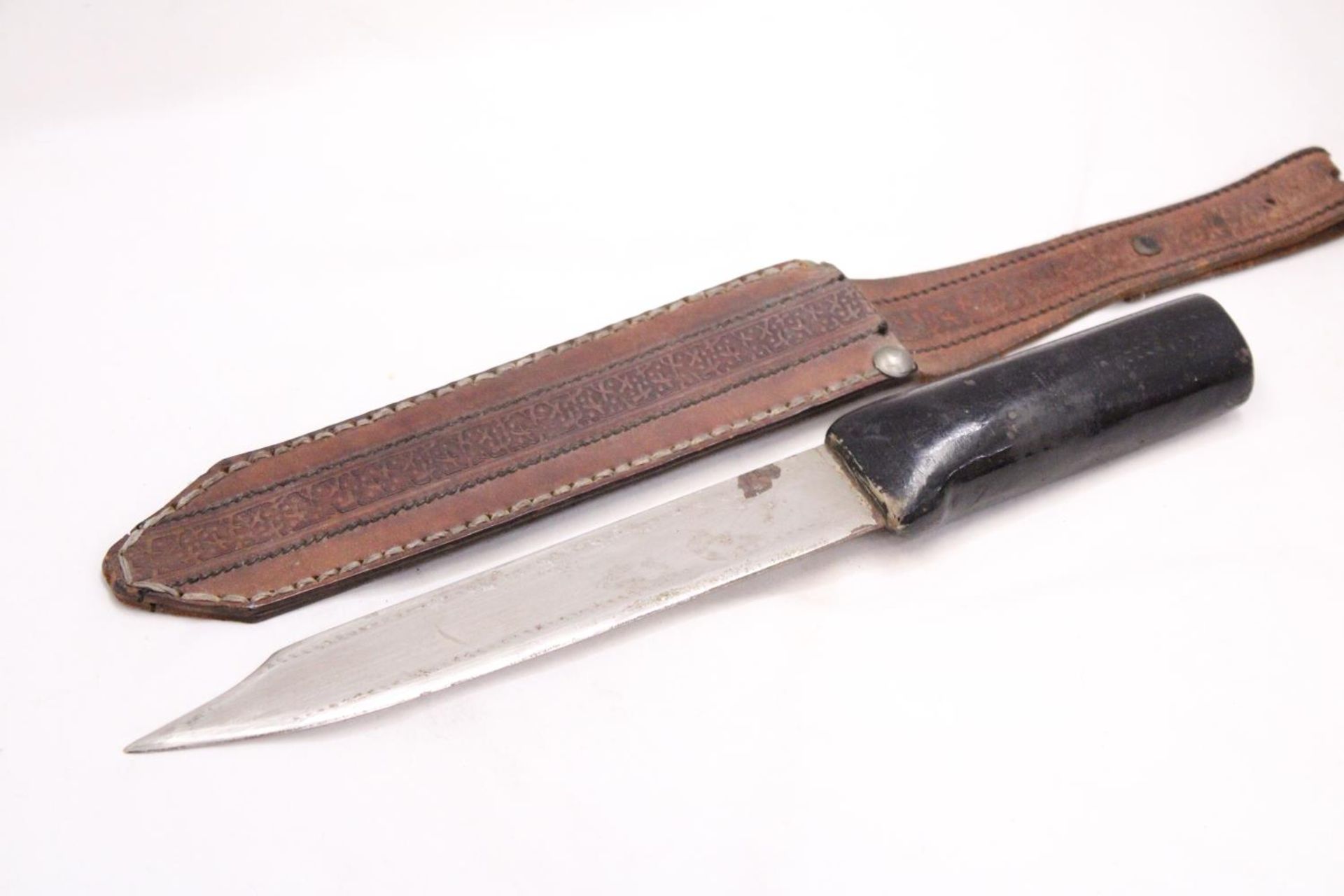 AN OLD KNIFE IN LEATHER SHEATH - Image 4 of 4