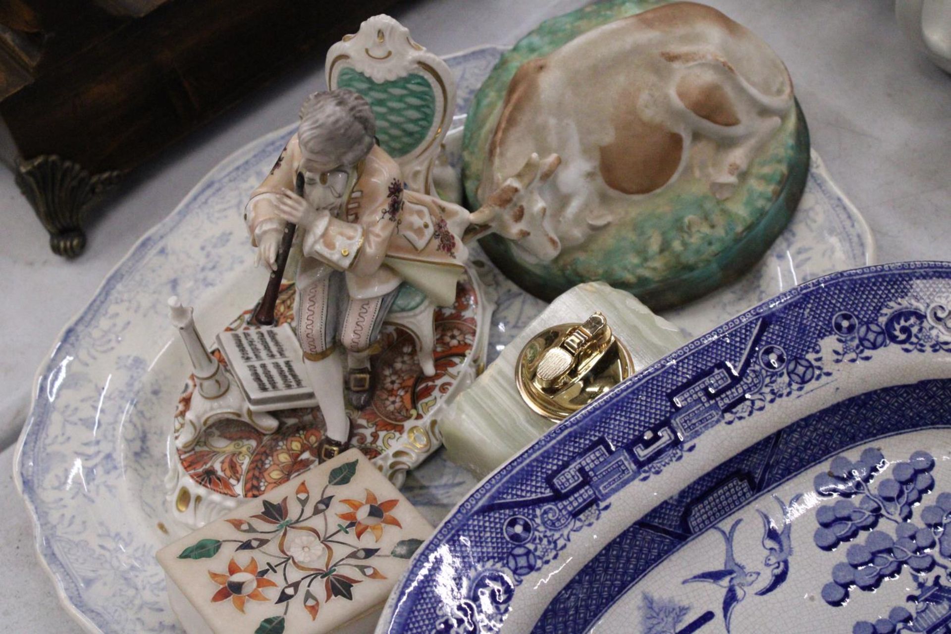 TWO VINTAGE BLUE AND WHITE PLATTERS, CABINET PLATES, AN ONYX TABLE LIGHTER, TRINKET BOX AND FIGURINE - Image 6 of 6