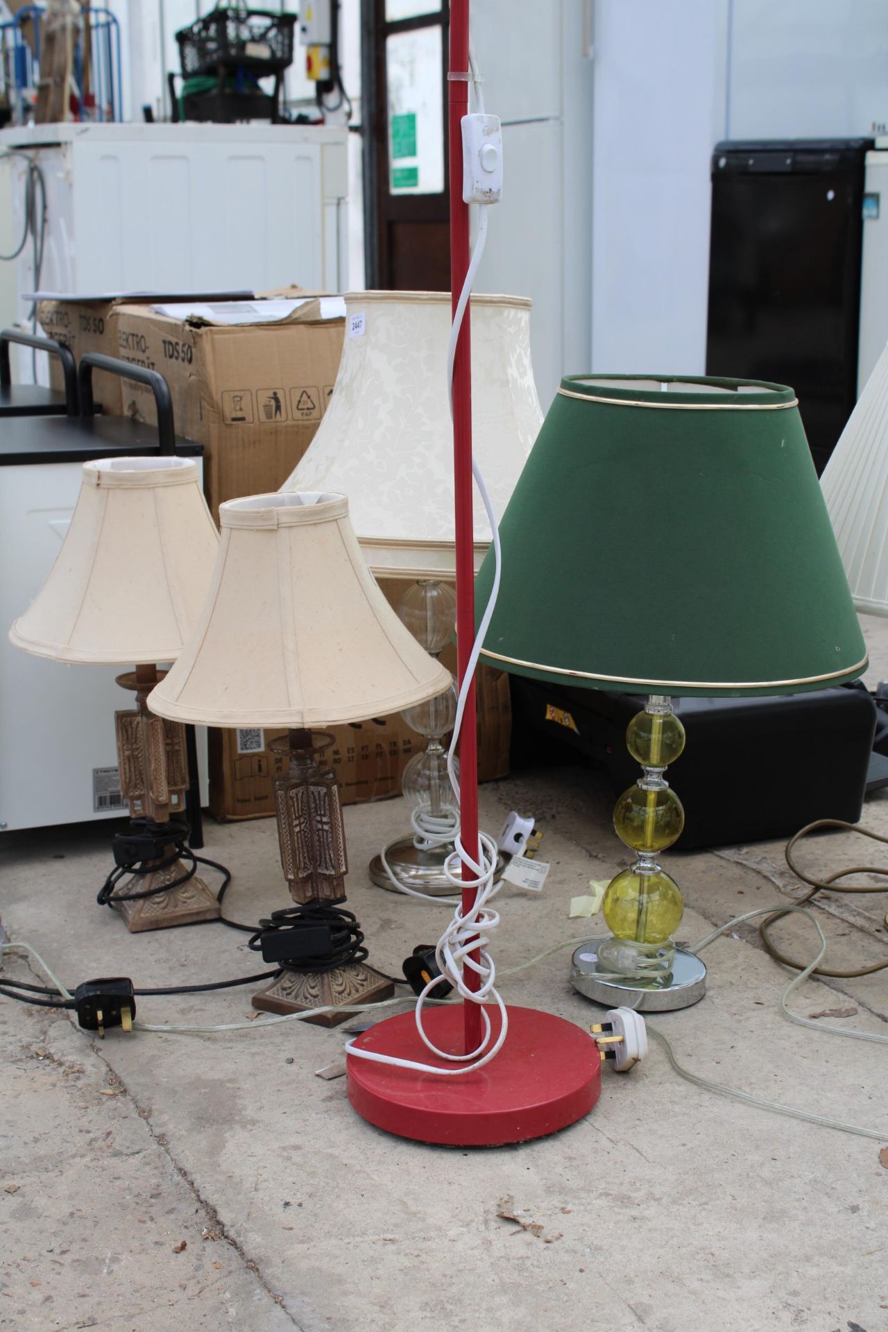 FIVE VARIOUS TABLE LAMPS - Image 2 of 3